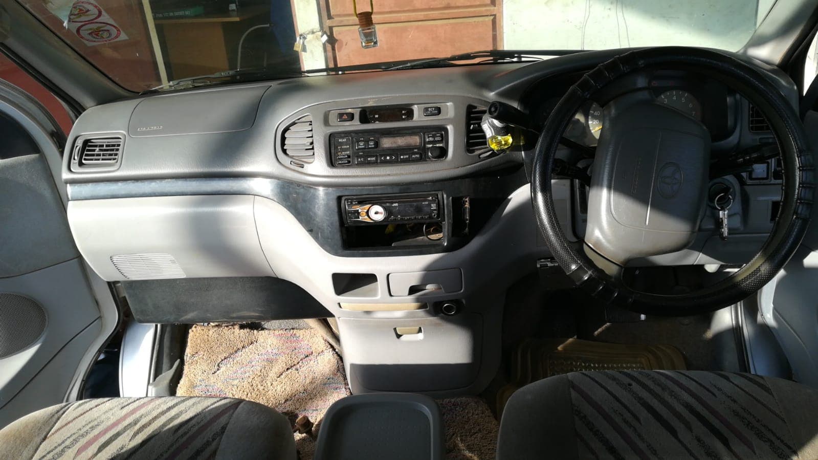 Toyota Hiace Regius — image 12