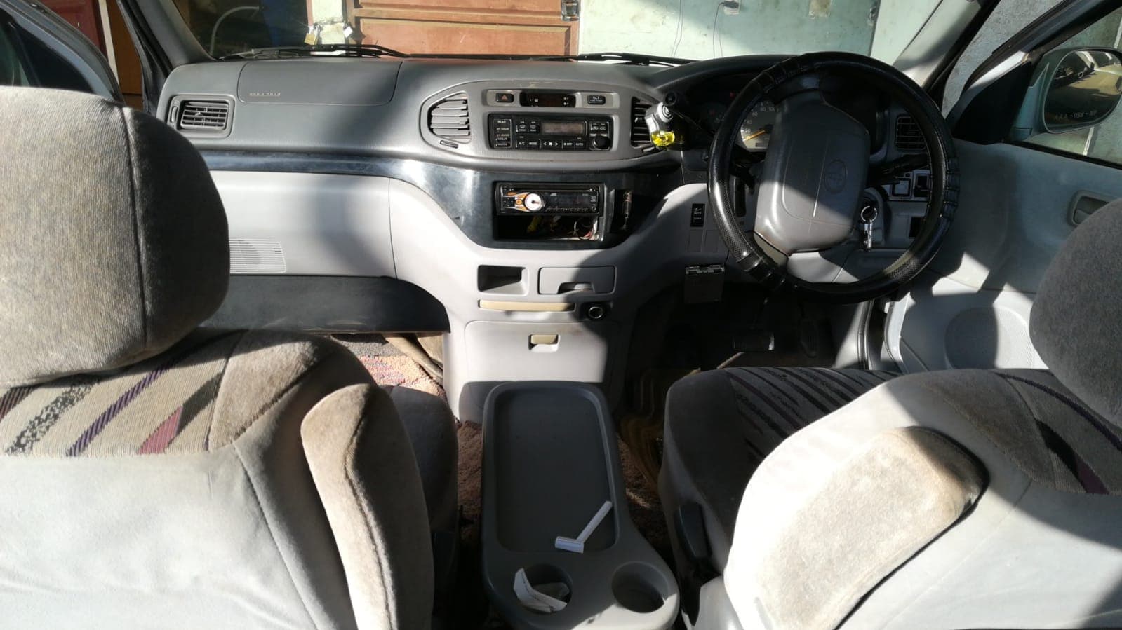 Toyota Hiace Regius — image 11