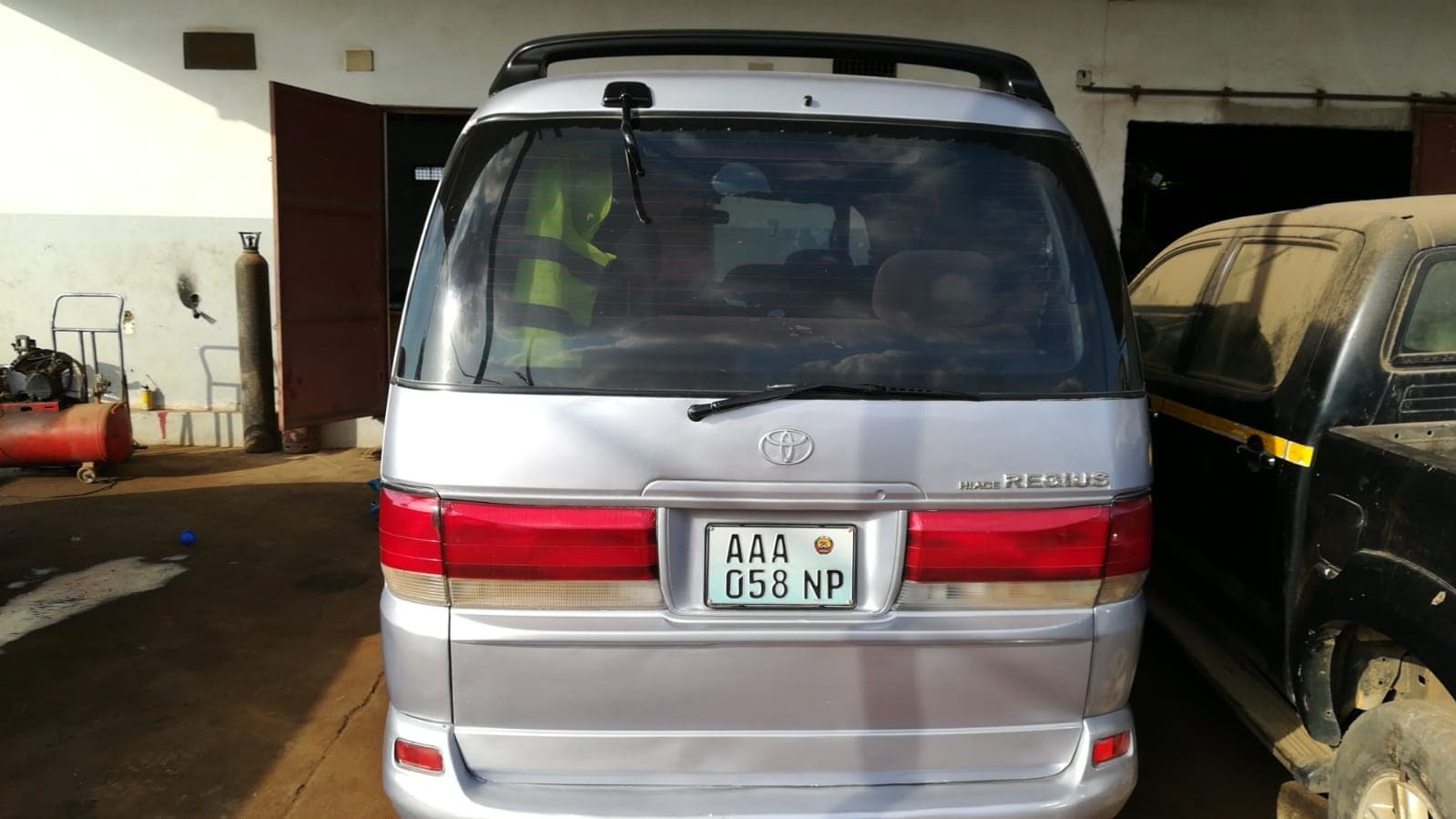 Toyota Hiace Regius — image 3