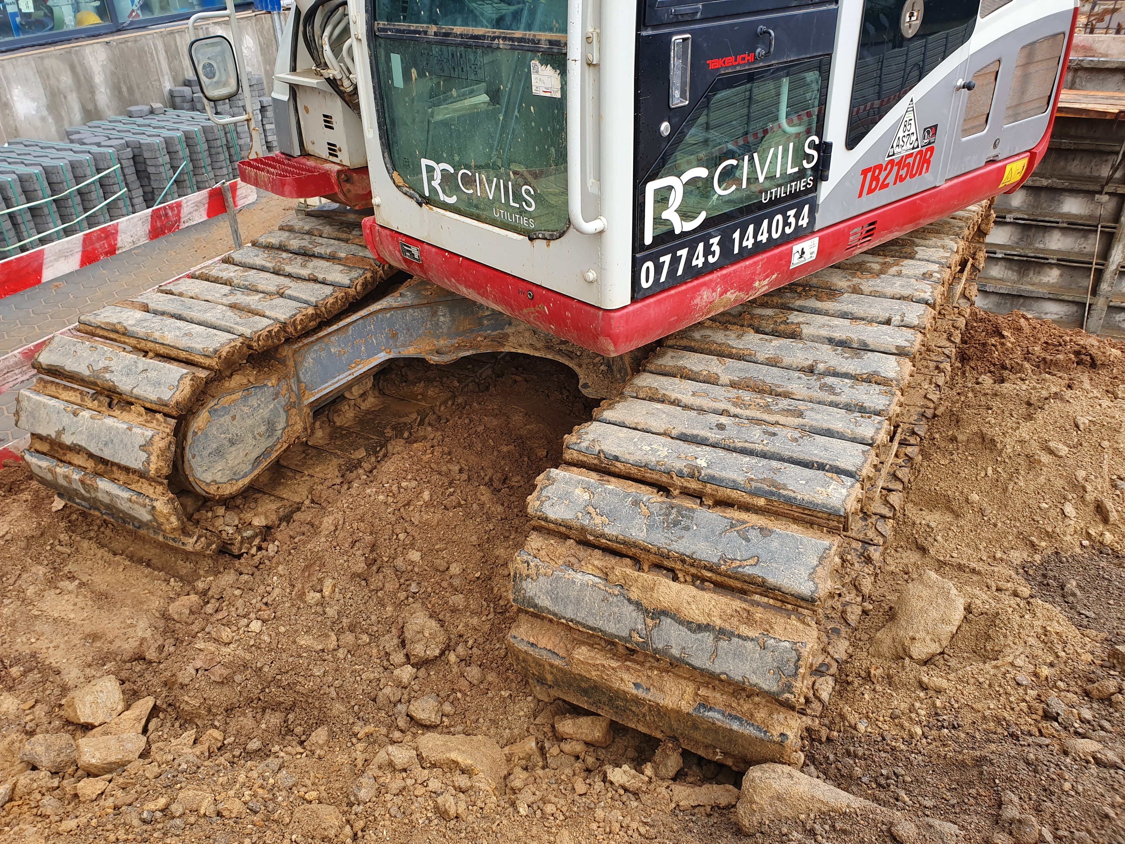 Giratória Rastos Takeuchi TB2150R · Ano 2018 — image 11