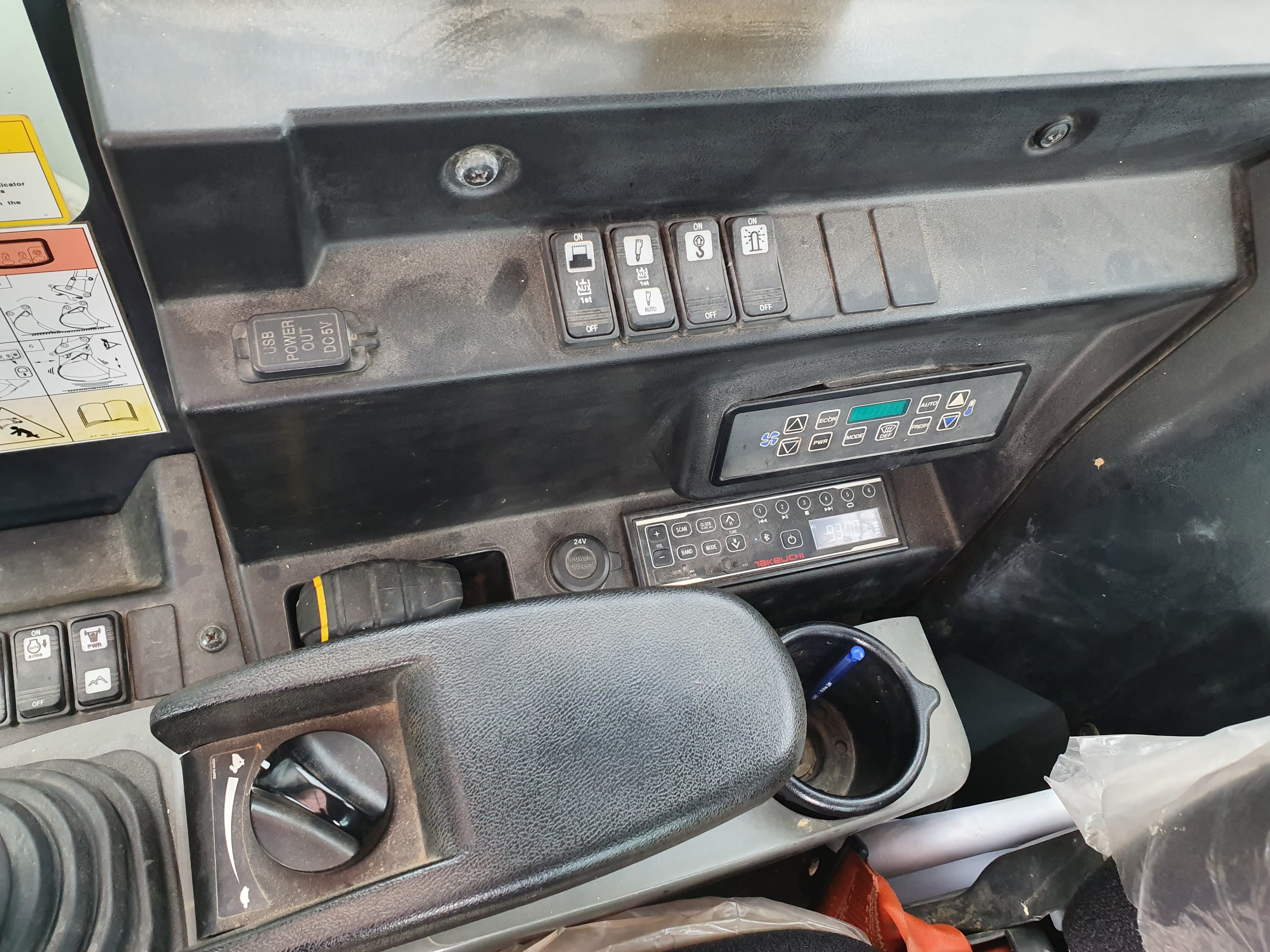Giratória Rastos Takeuchi TB2150R · Ano 2018 — image 18