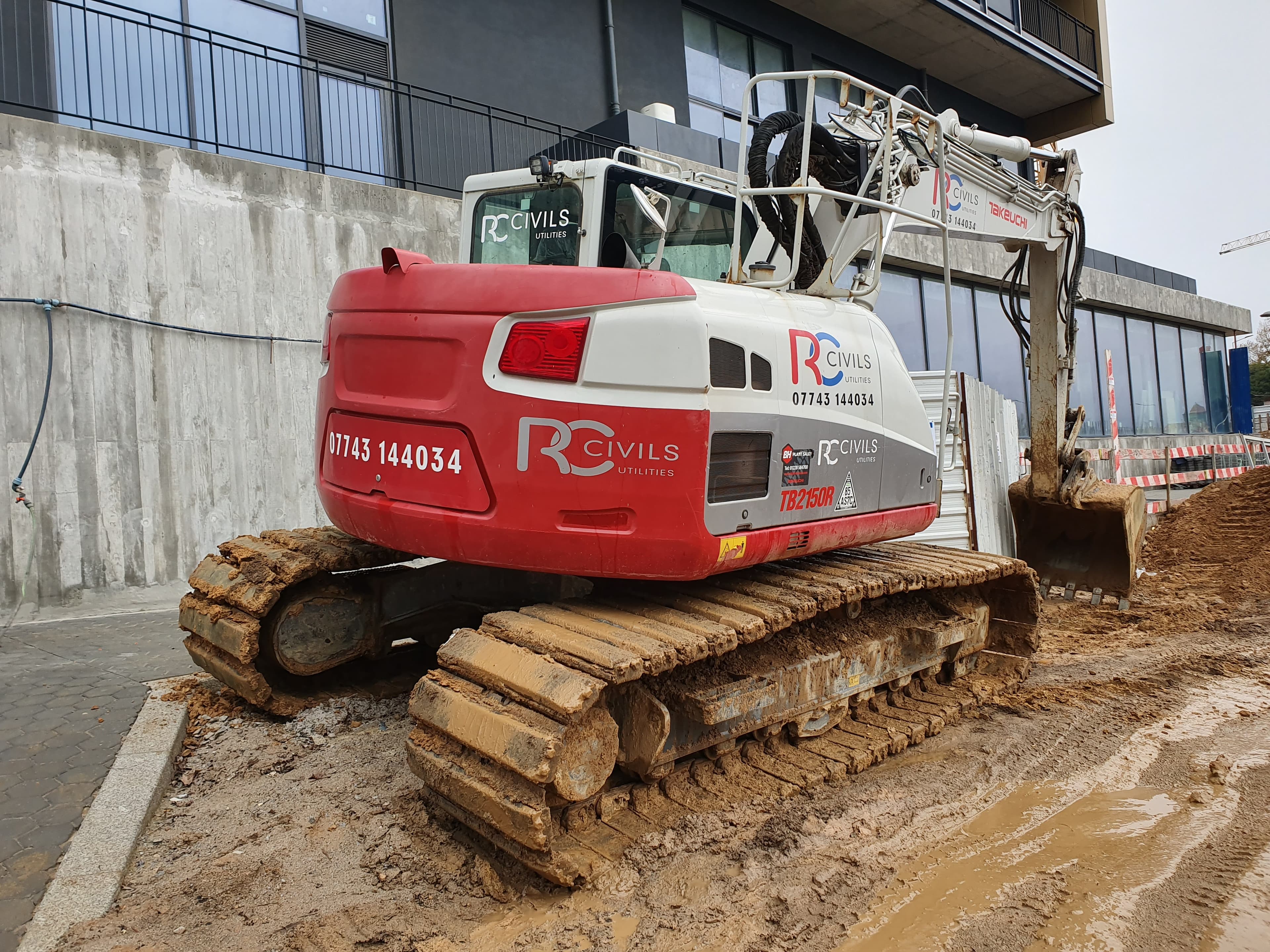 Giratória Rastos Takeuchi TB2150R · Ano 2018 — image 3