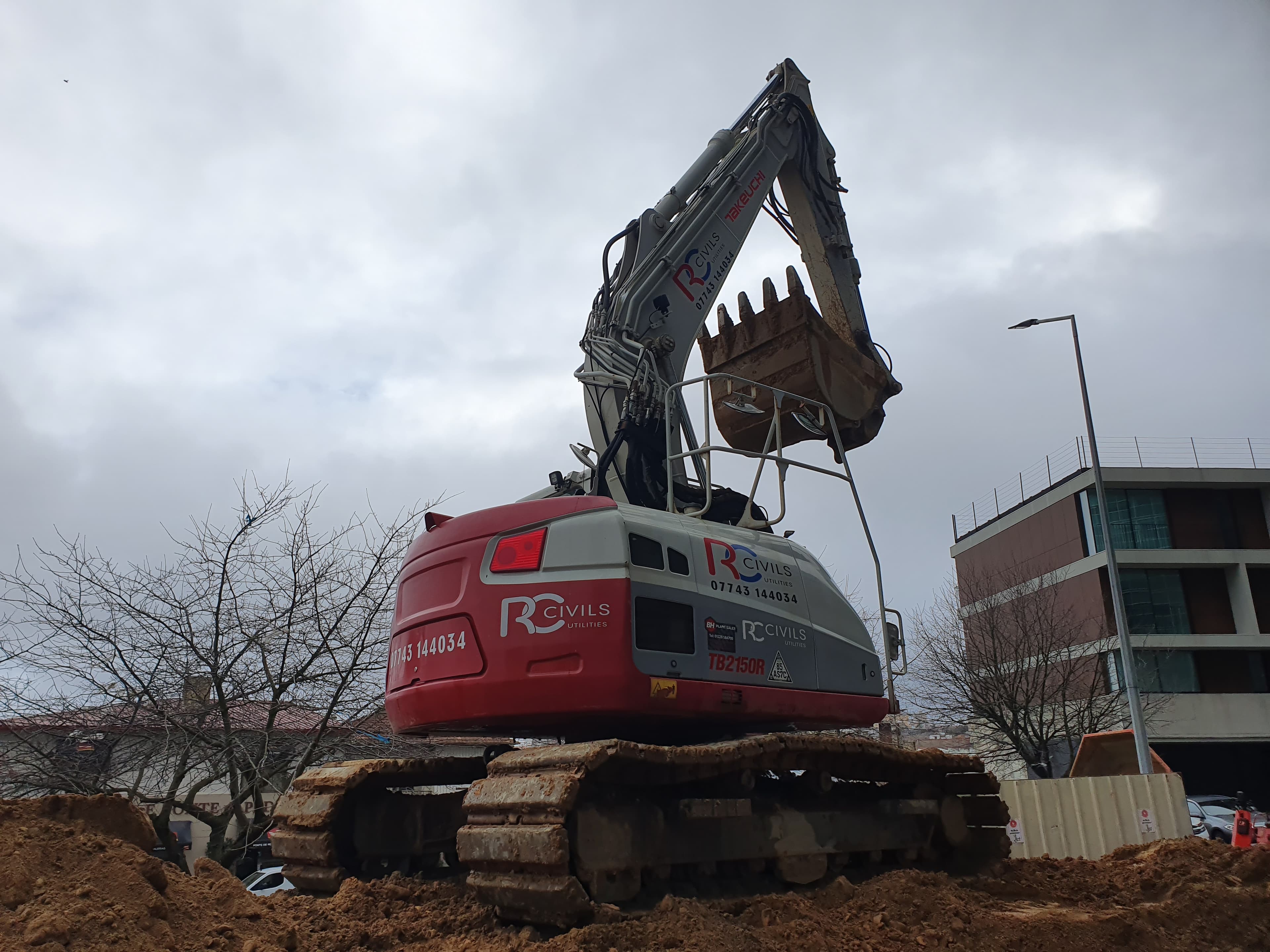 Giratória Rastos Takeuchi TB2150R · Ano 2018 — image 2