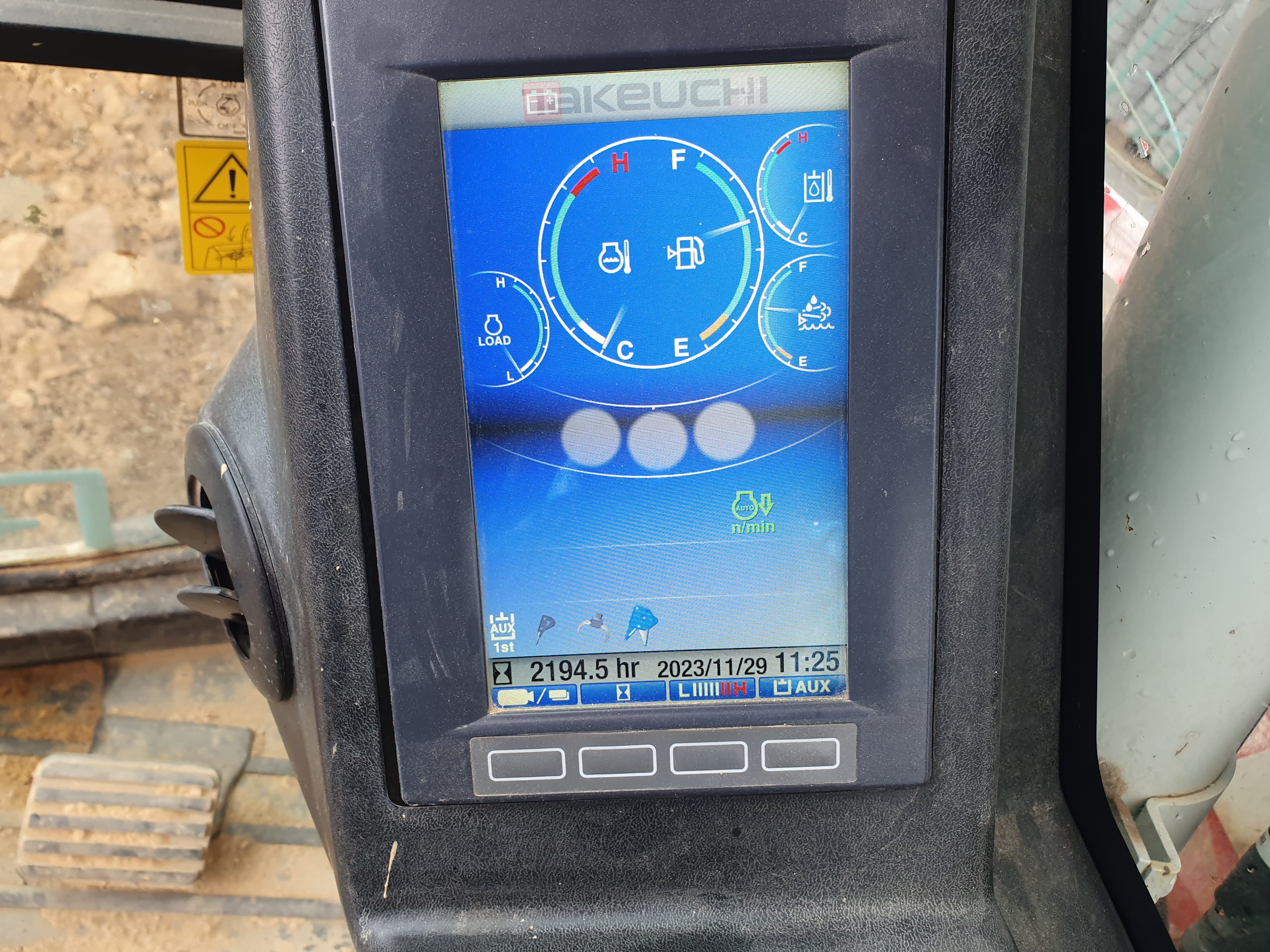 Giratória Rastos Takeuchi TB2150R · Ano 2018 — image 10
