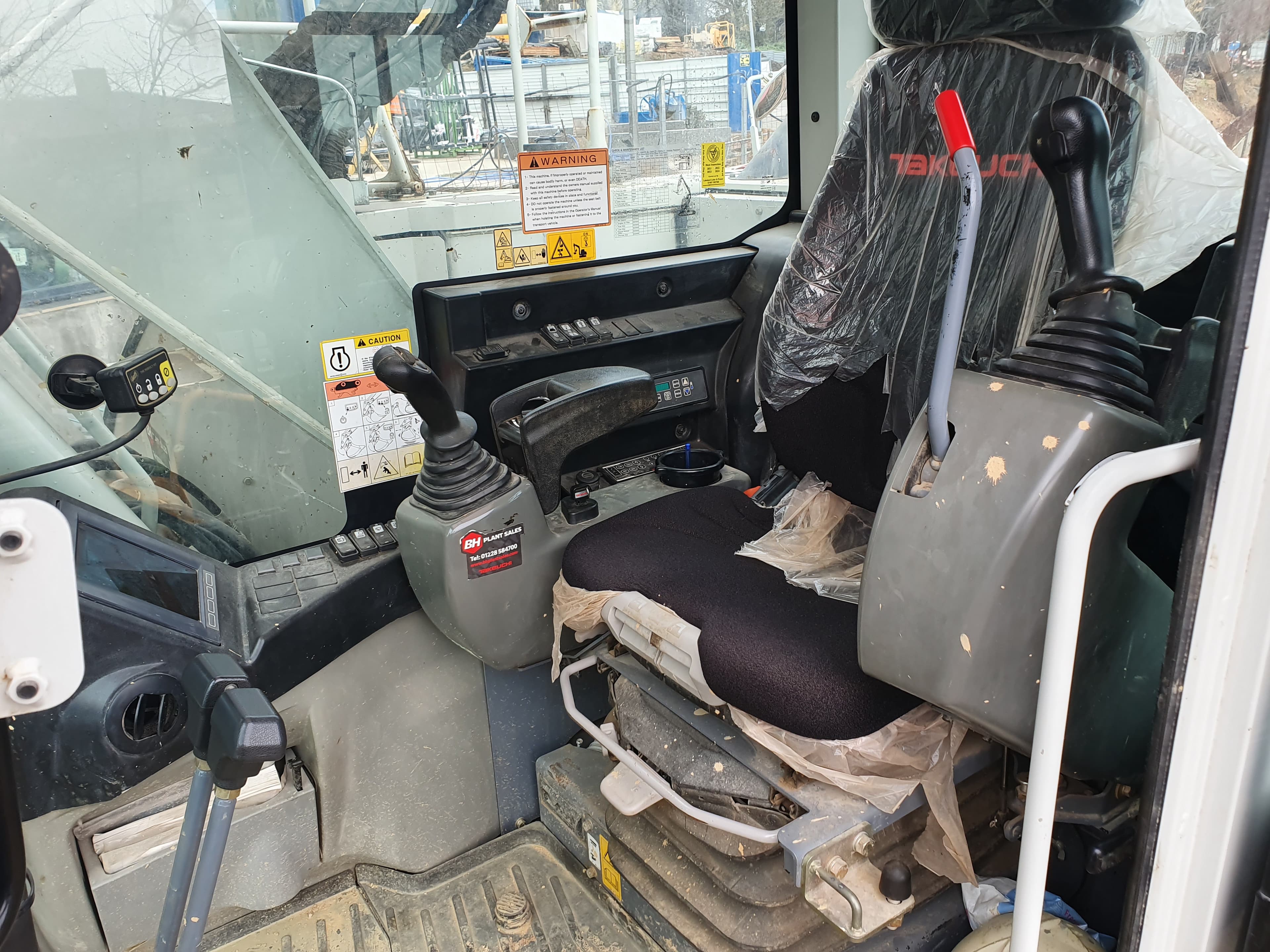Giratória Rastos Takeuchi TB2150R · Ano 2018 — image 15