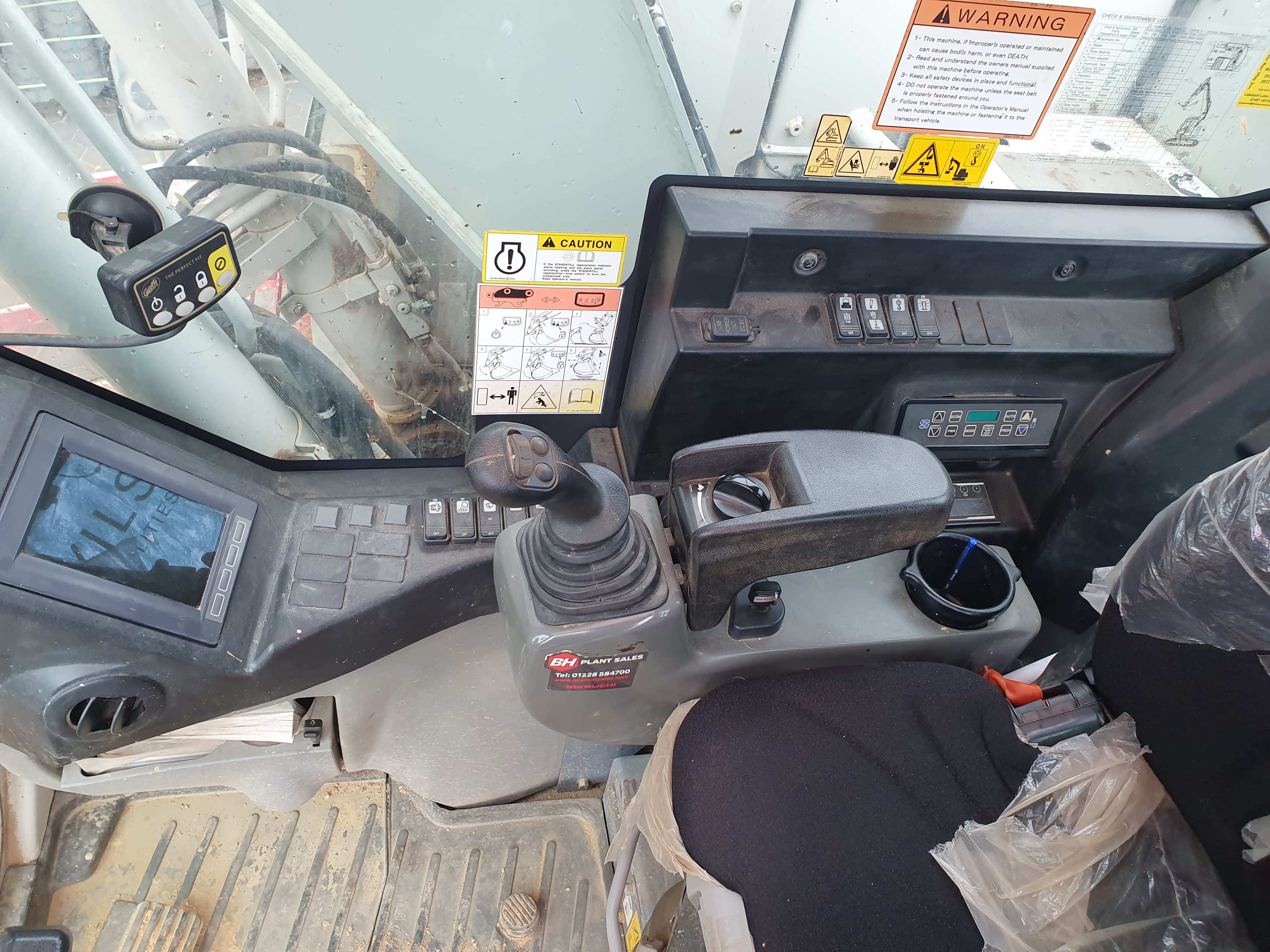 Giratória Rastos Takeuchi TB2150R · Ano 2018 — image 17