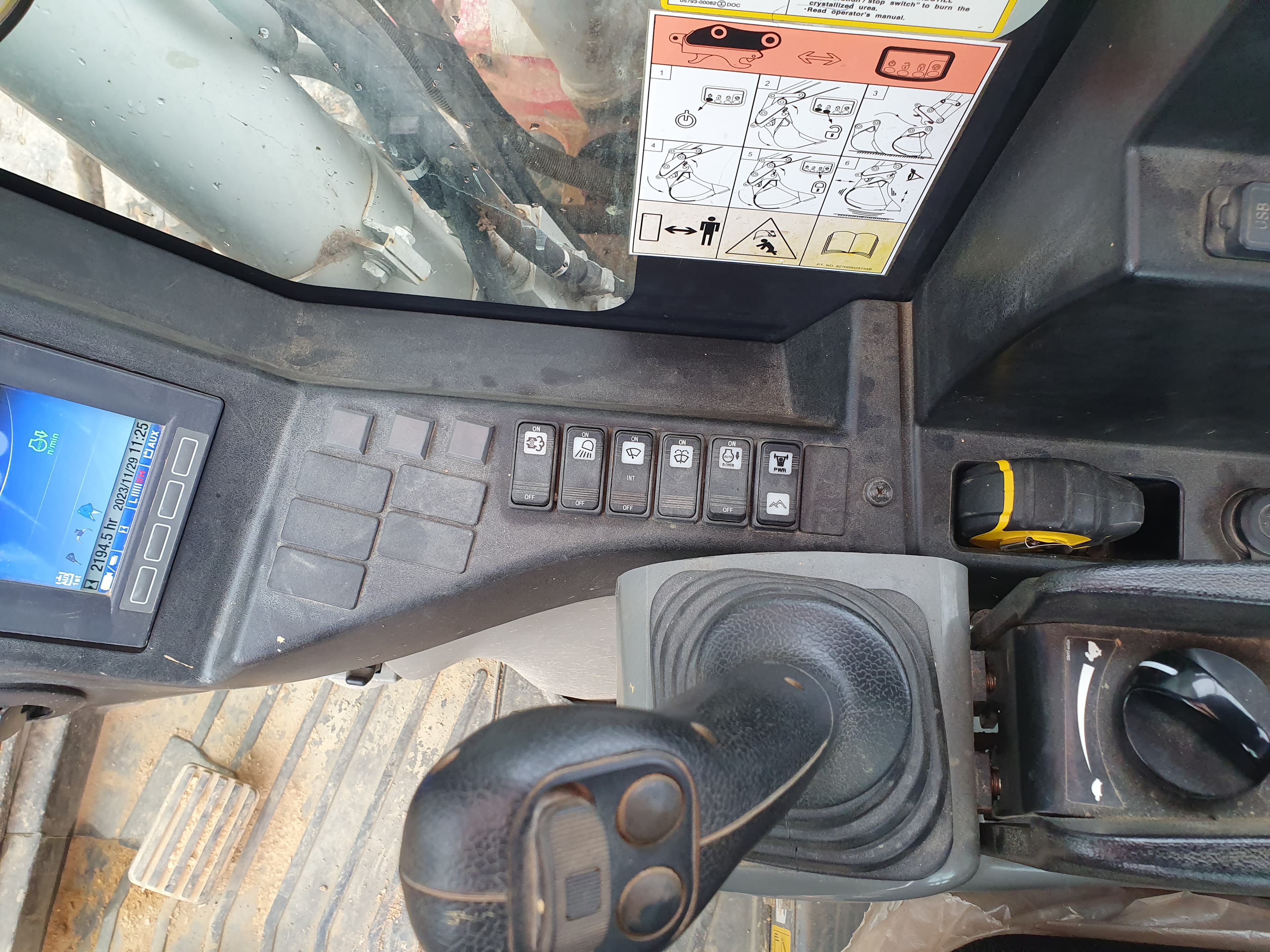 Giratória Rastos Takeuchi TB2150R · Ano 2018 — image 19