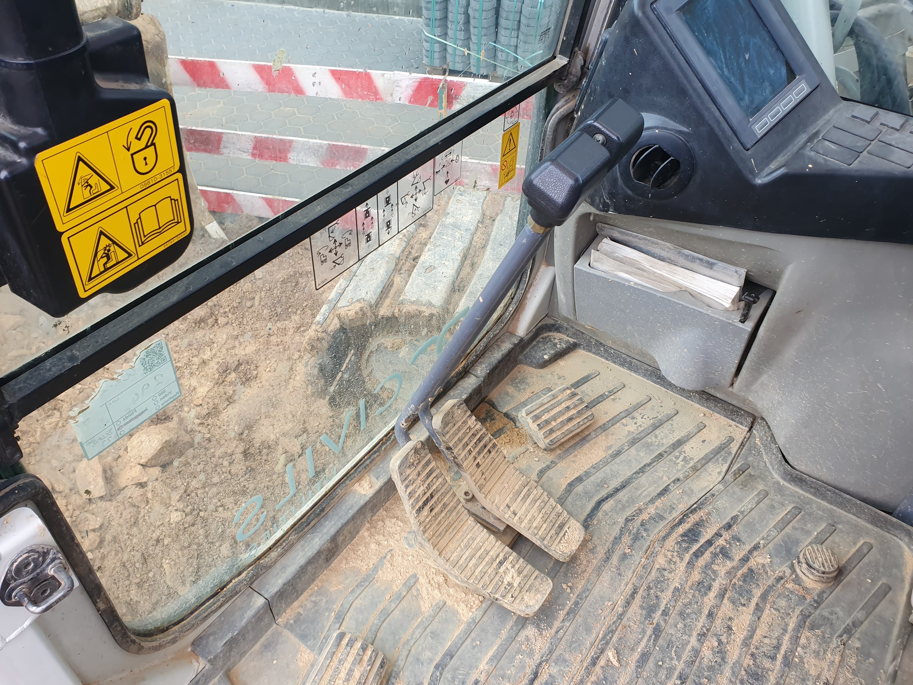 Giratória Rastos Takeuchi TB2150R · Ano 2018 — image 16