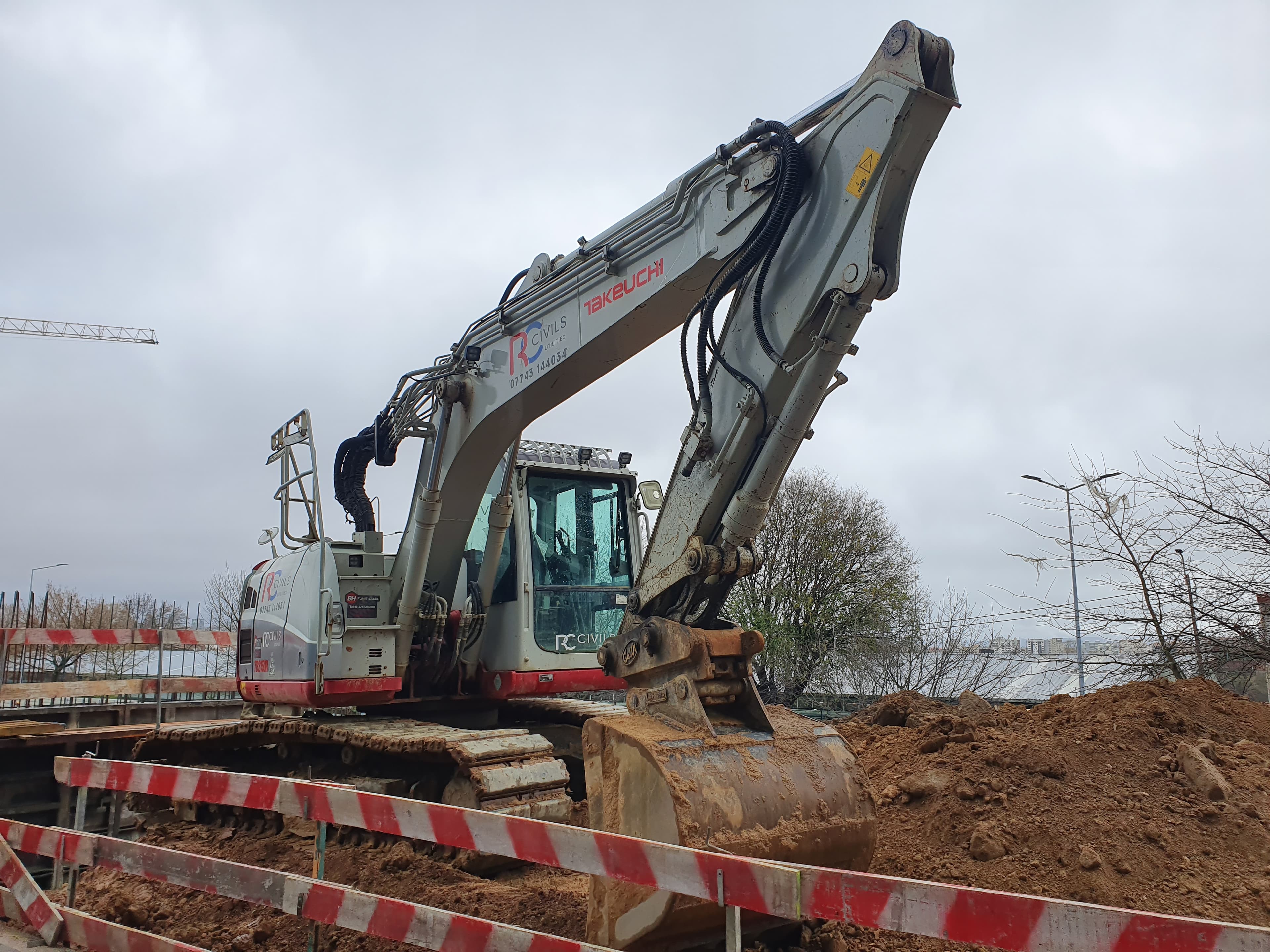 Giratória Rastos Takeuchi TB2150R · Ano 2018 — image 4