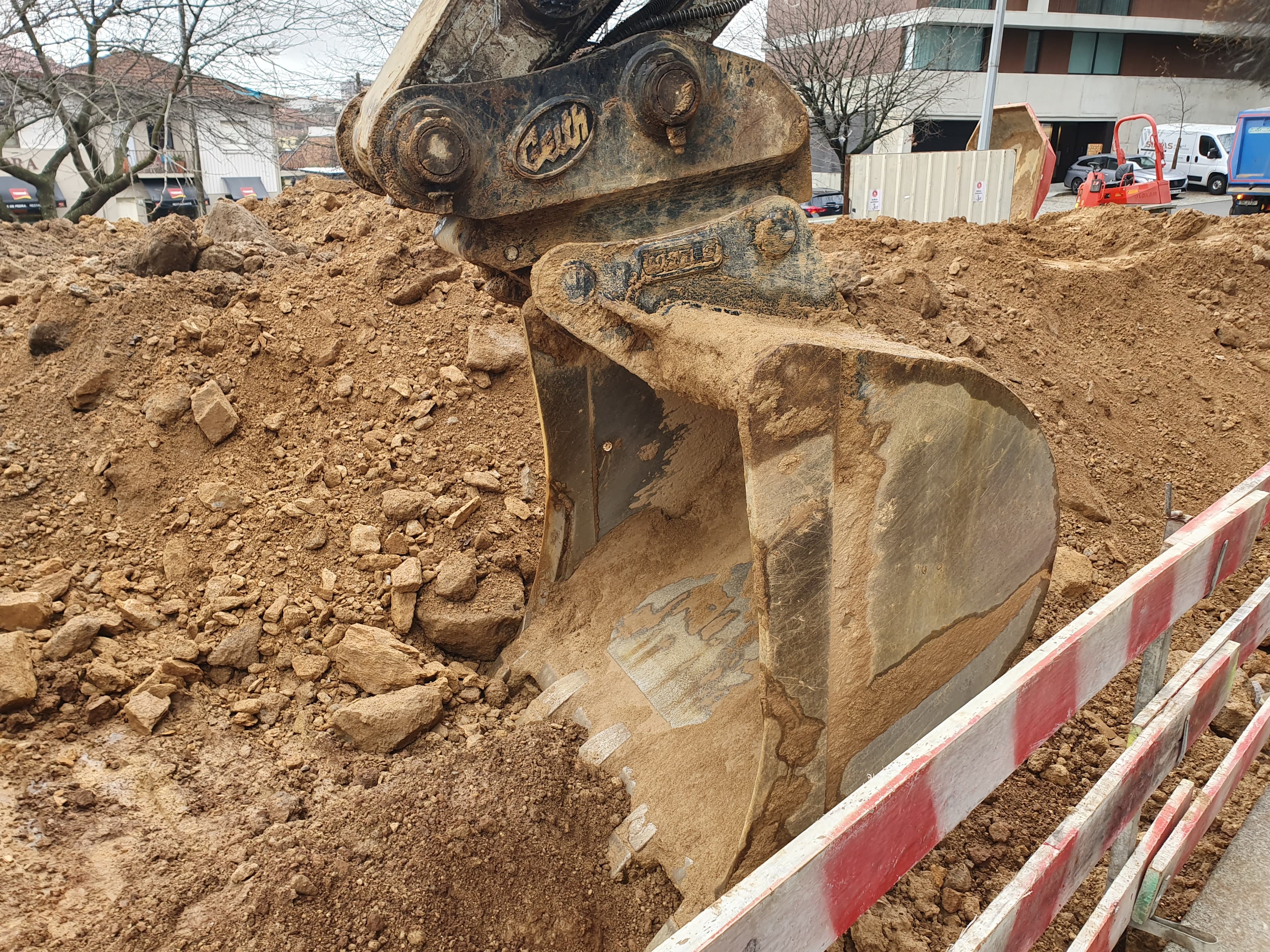 Giratória Rastos Takeuchi TB2150R · Ano 2018 — image 20