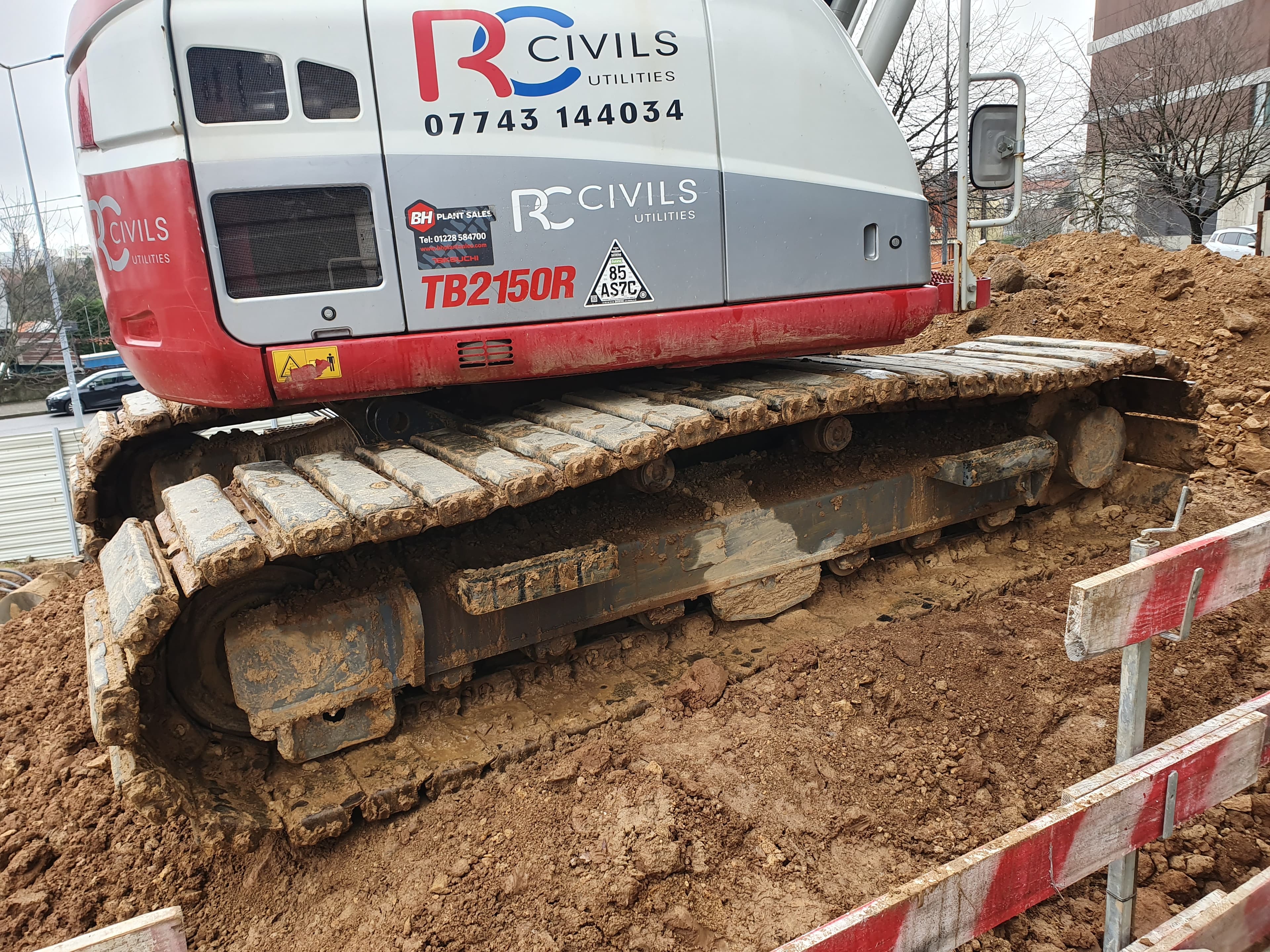 Giratória Rastos Takeuchi TB2150R · Ano 2018 — image 13