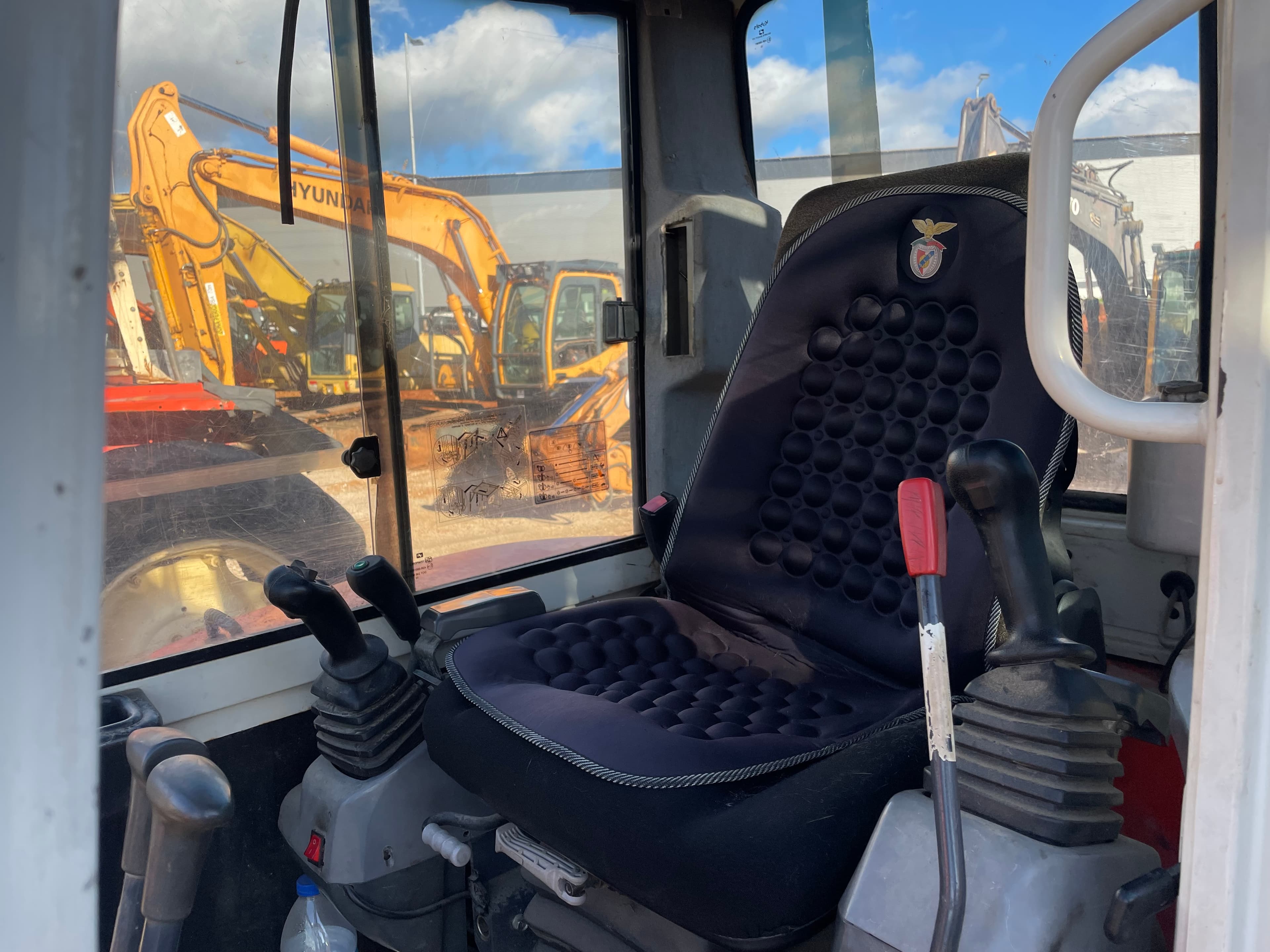 Mini Giratória Kubota KX 121 — imagem 7