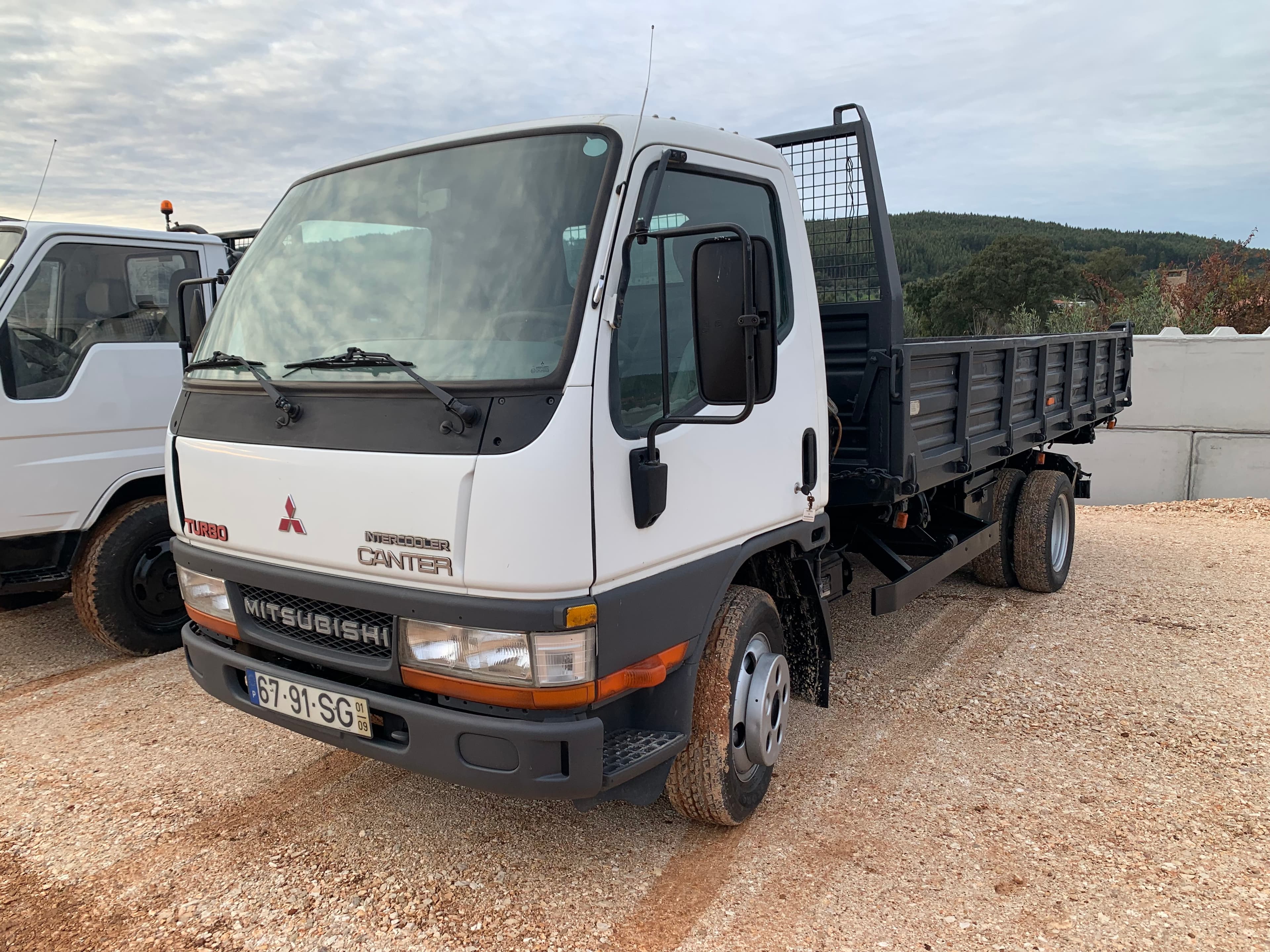 Mitsubishi Canter · Ano 2001 — imagen 3