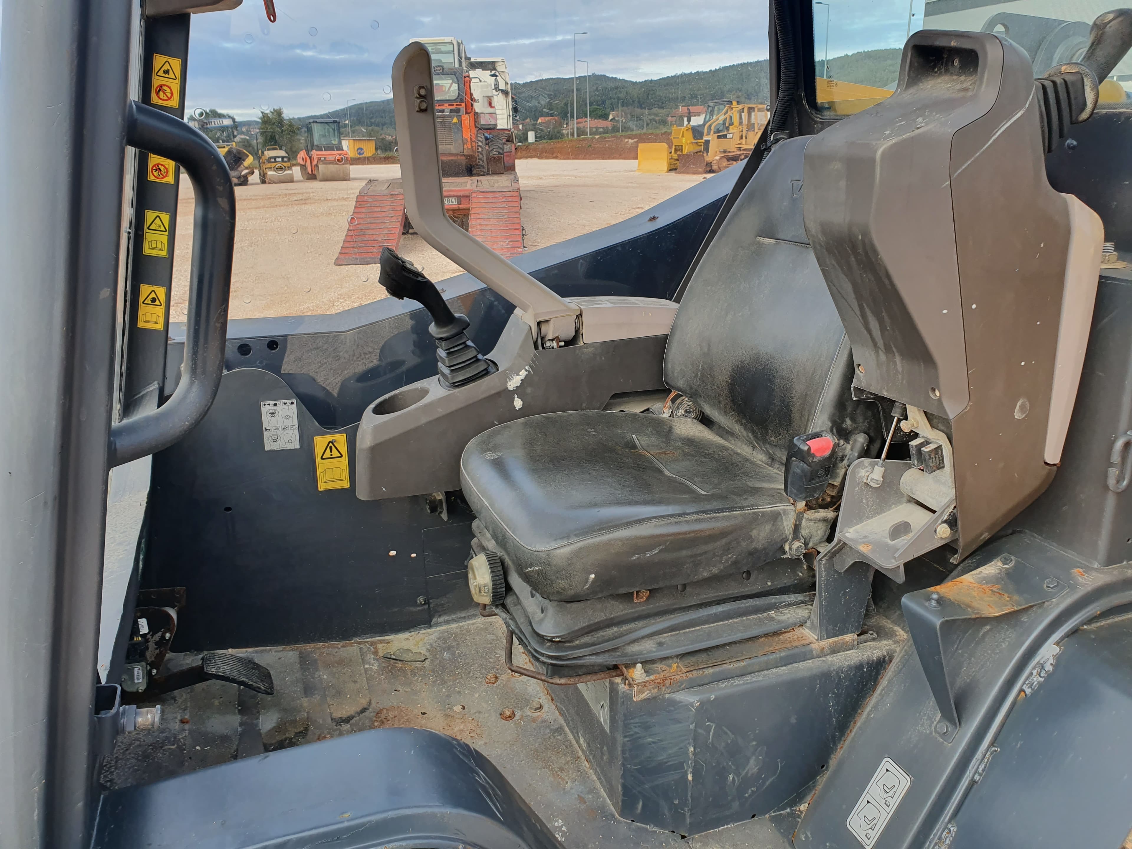 Mini Pá Carregadora Volvo MC 115C — imagen 10