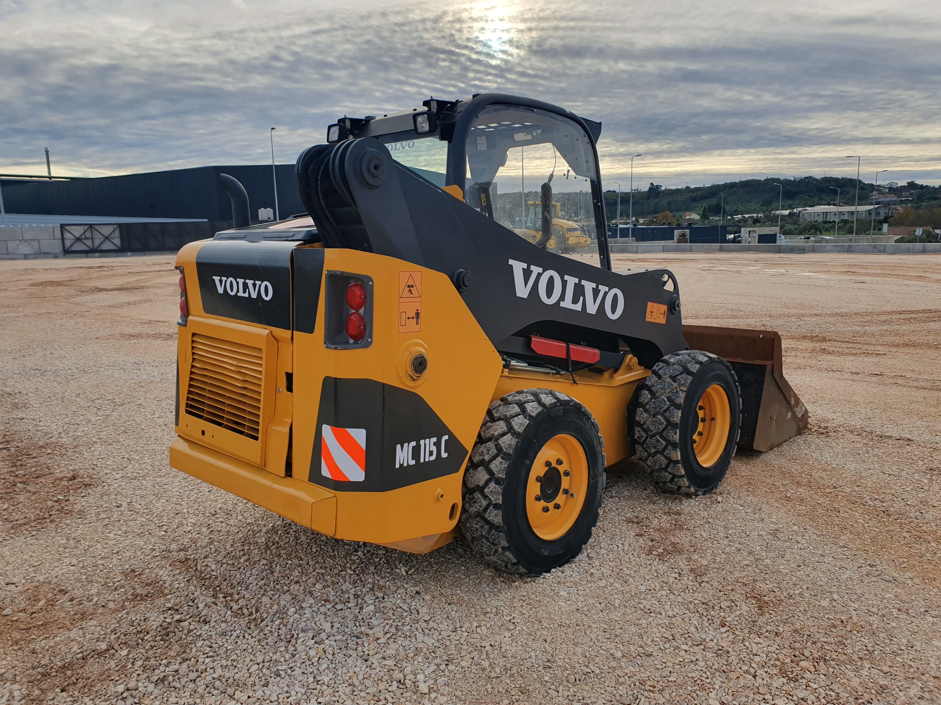 Mini Pá Carregadora Volvo MC 115C — imagen 6
