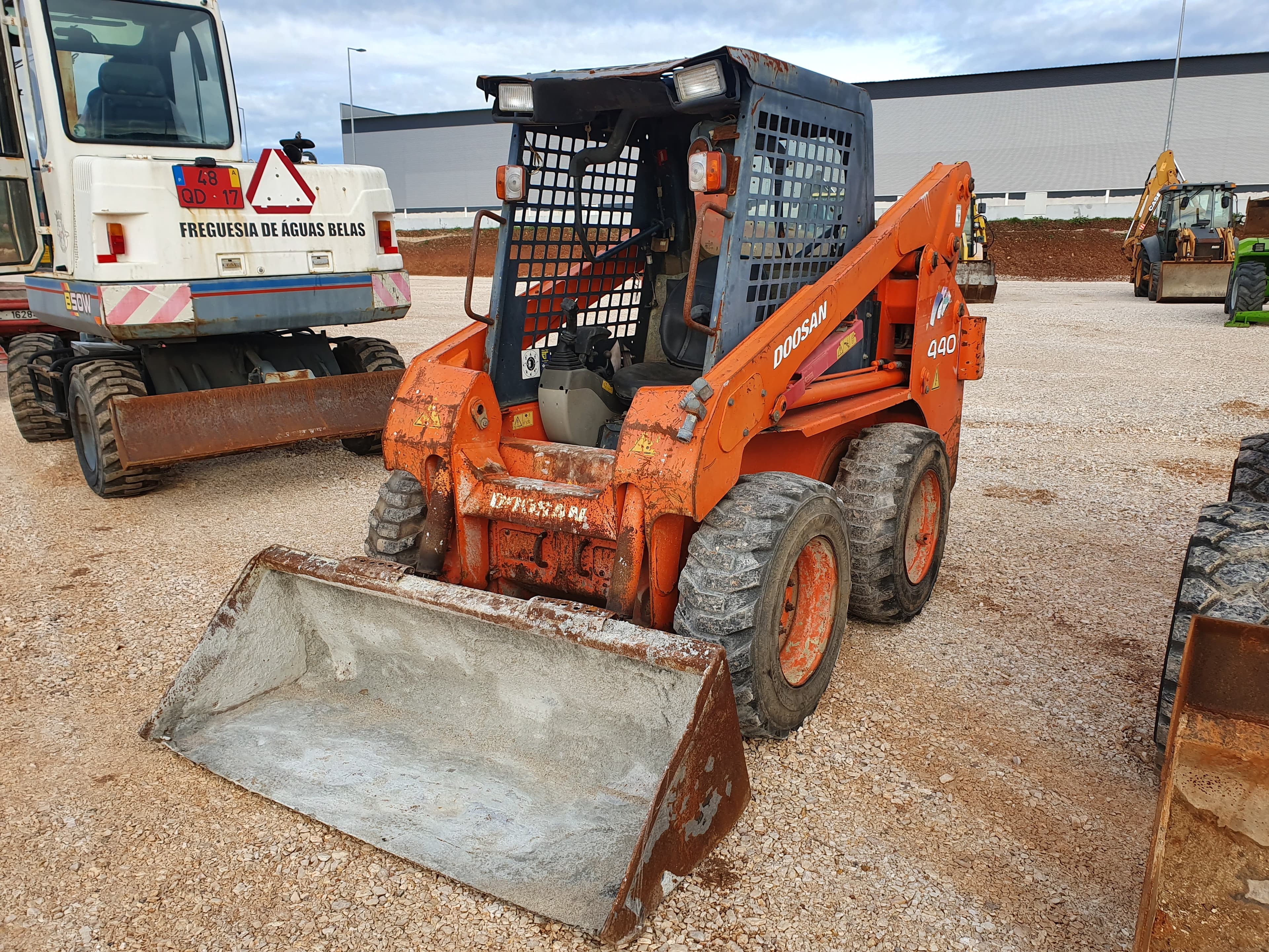 Mini Pá Carregadora Doosan 440 Plus — imagen 3