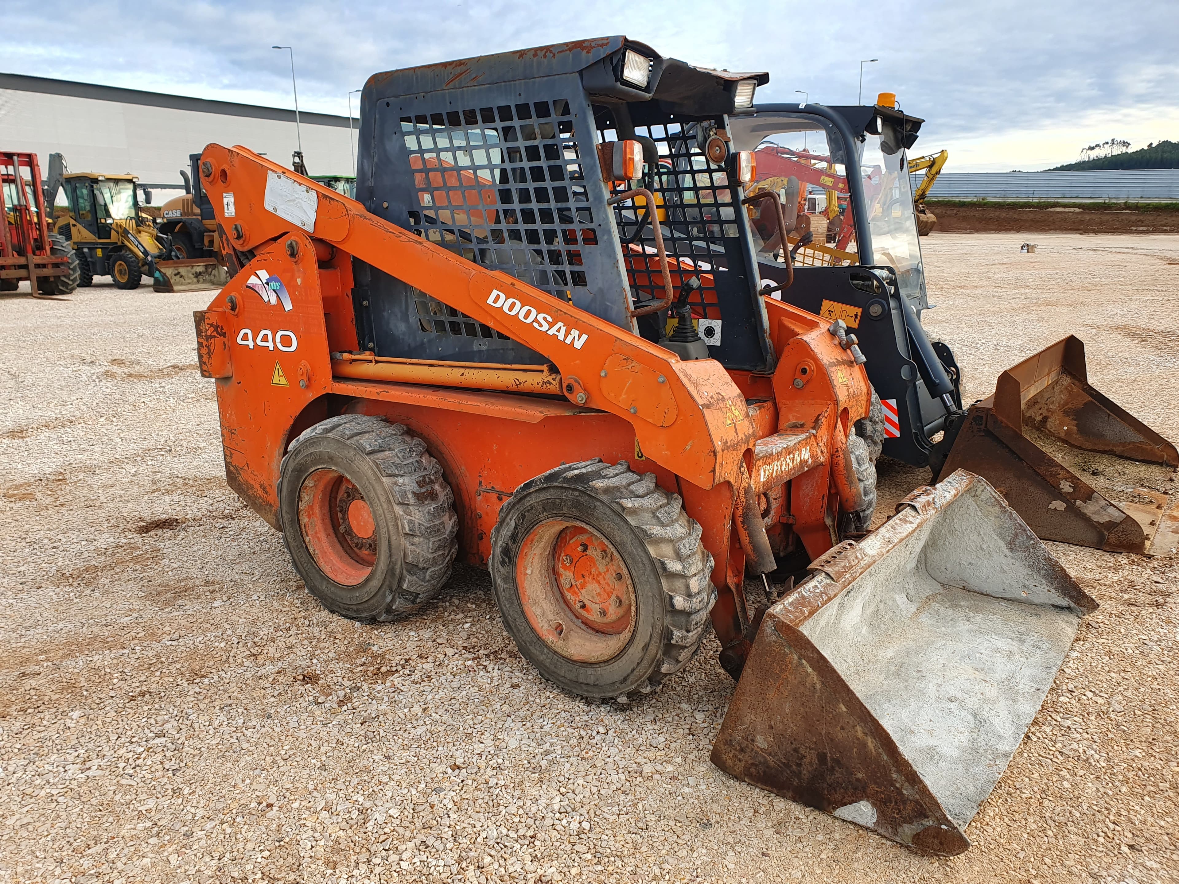 Mini Pá Carregadora Doosan 440 Plus — imagen 1