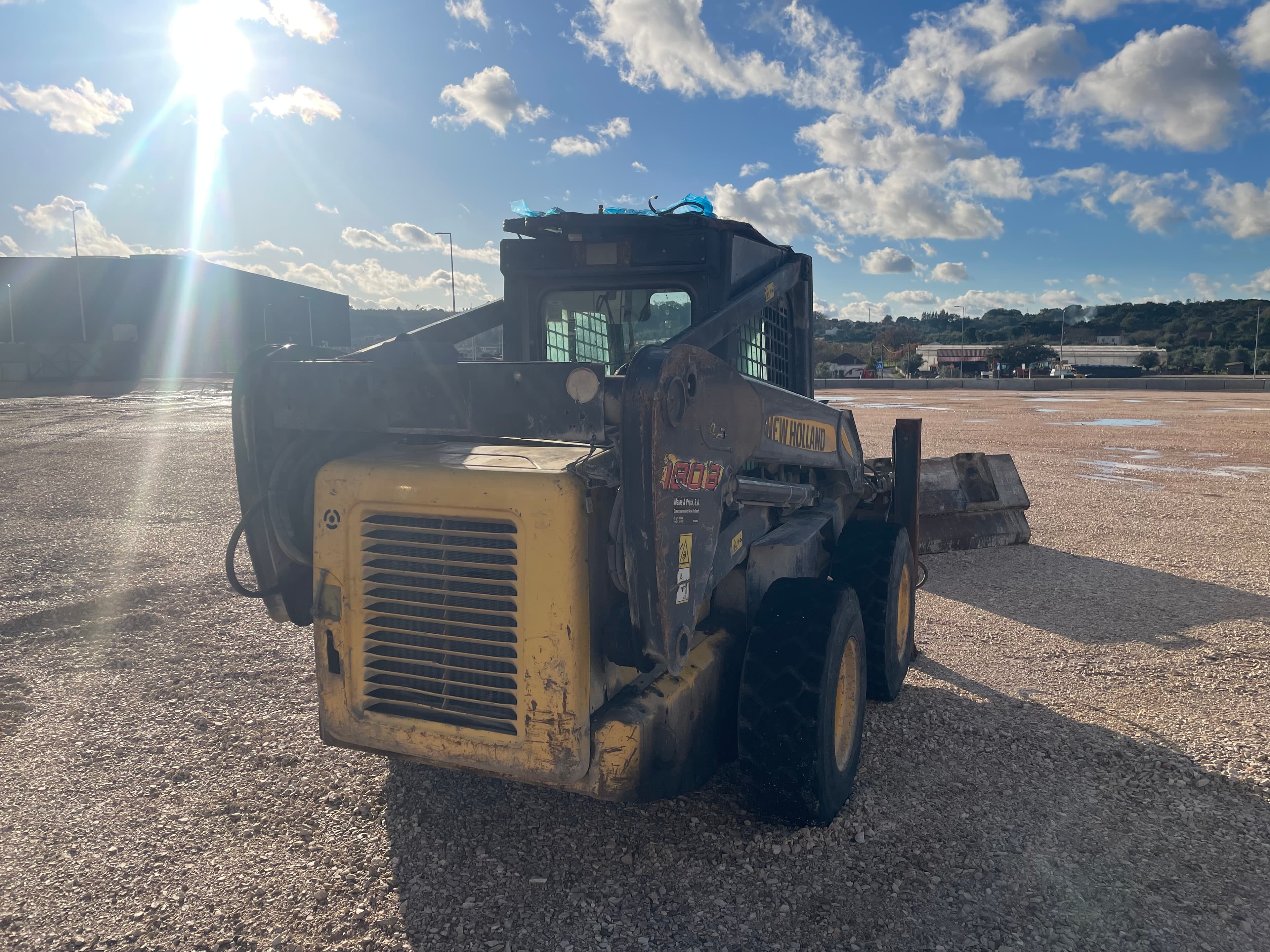 Mini Pá Carregadora New Holland LS180 B — imagen 4