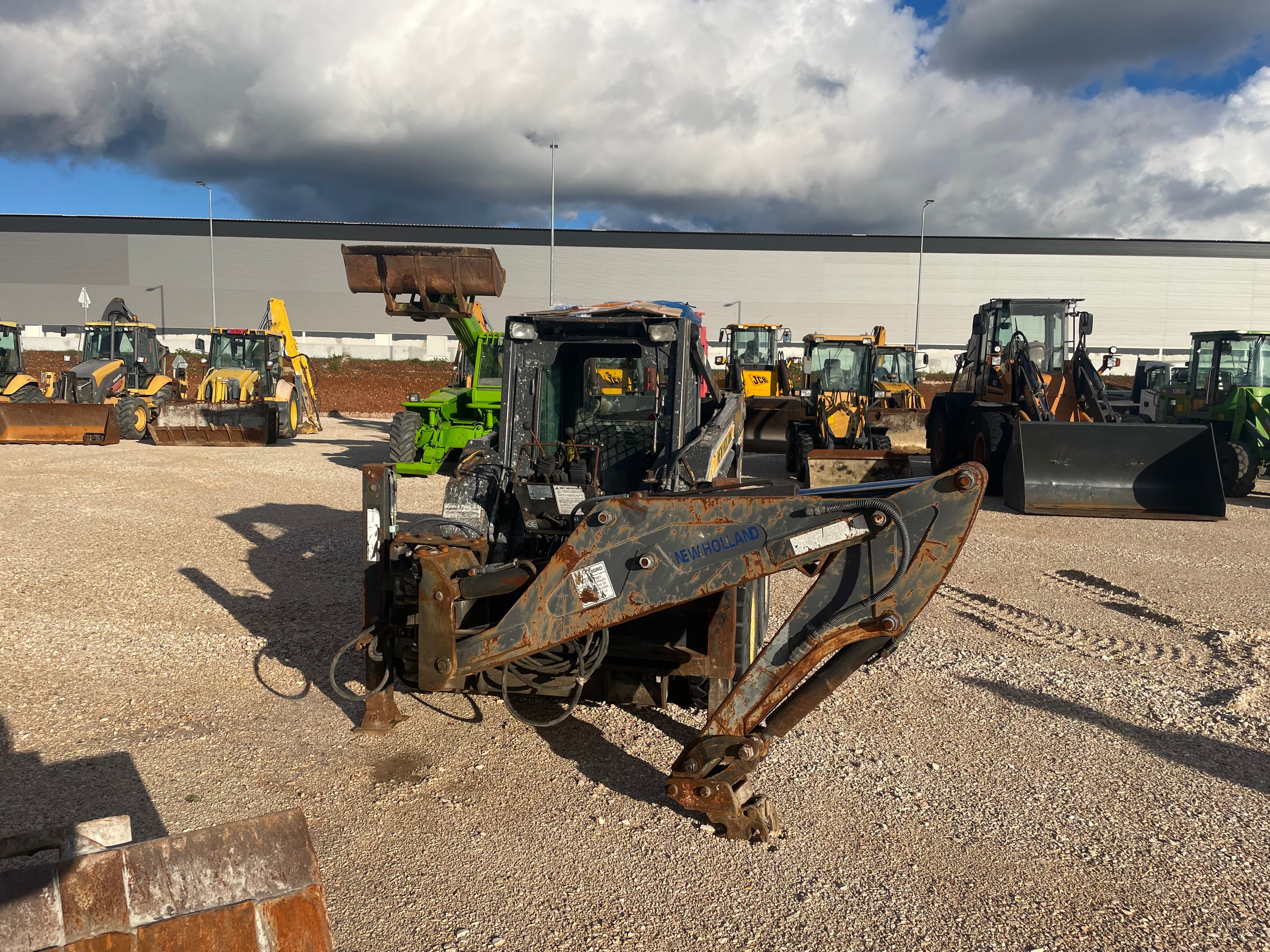 Mini Pá Carregadora New Holland LS180 B — imagen 1