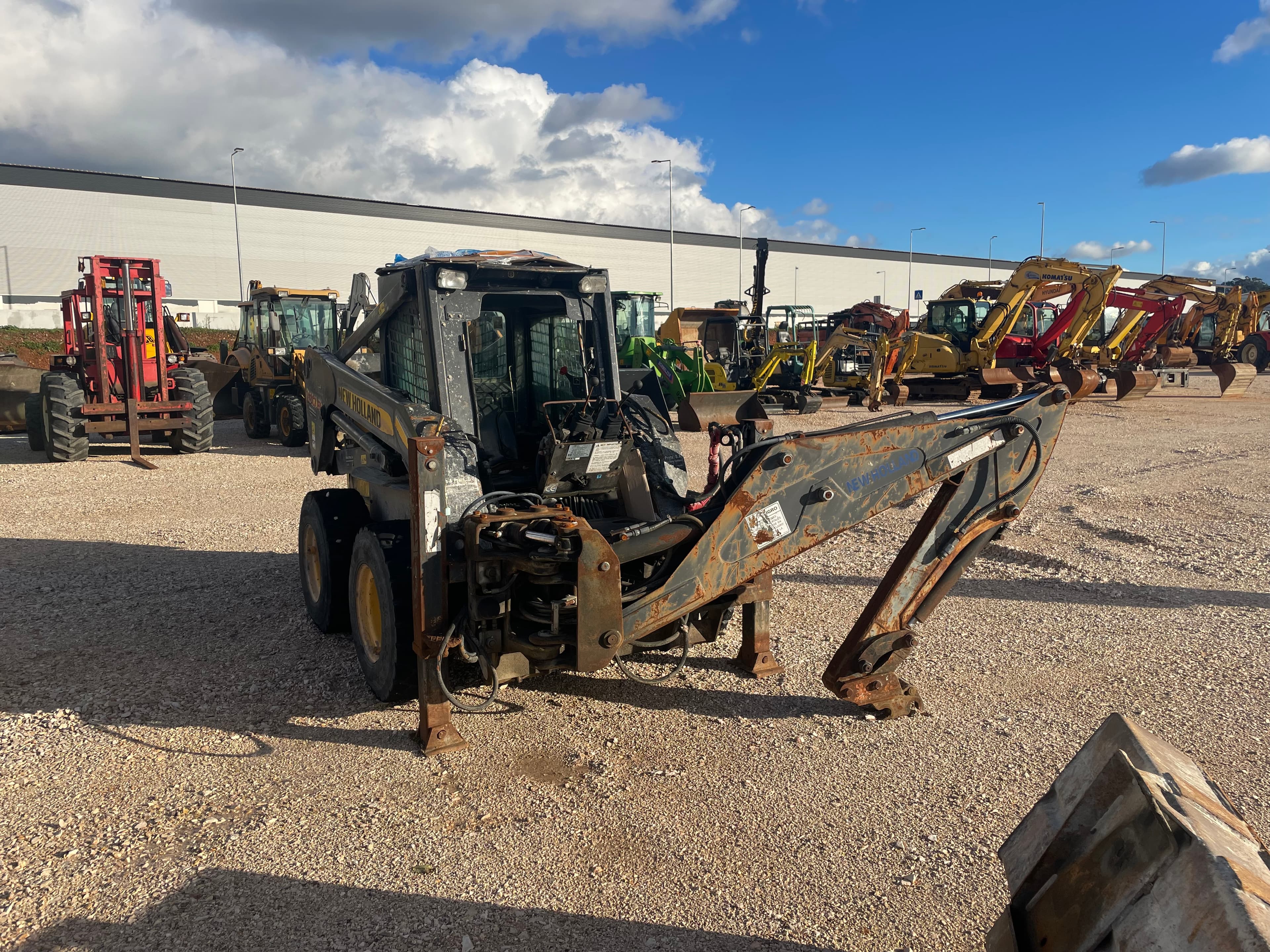 Mini Pá Carregadora New Holland LS180 B — imagen 2
