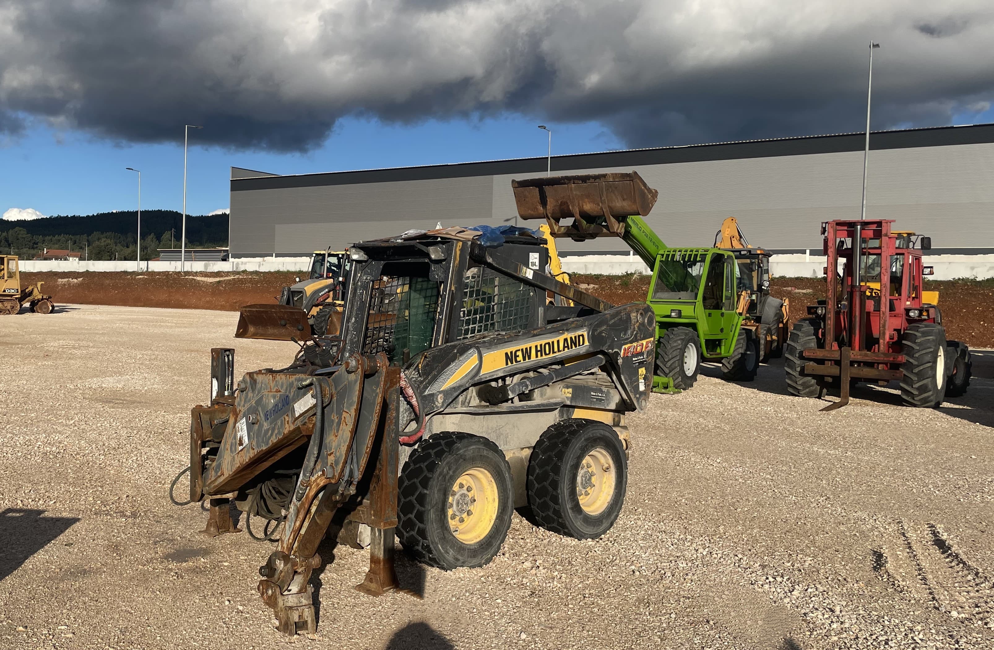 Mini Pá Carregadora New Holland LS180 B — imagen 3