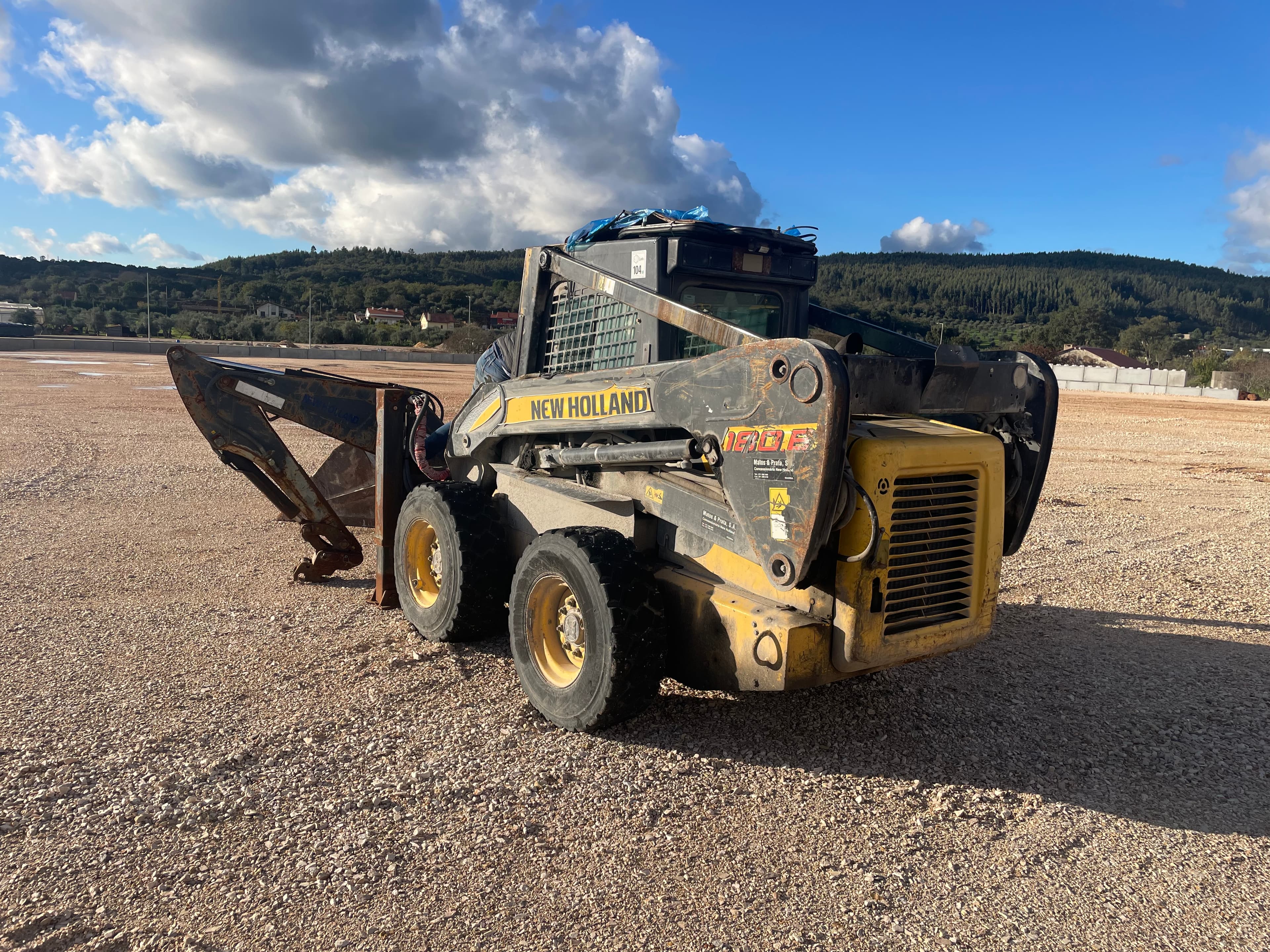 Mini Pá Carregadora New Holland LS180 B — imagen 5