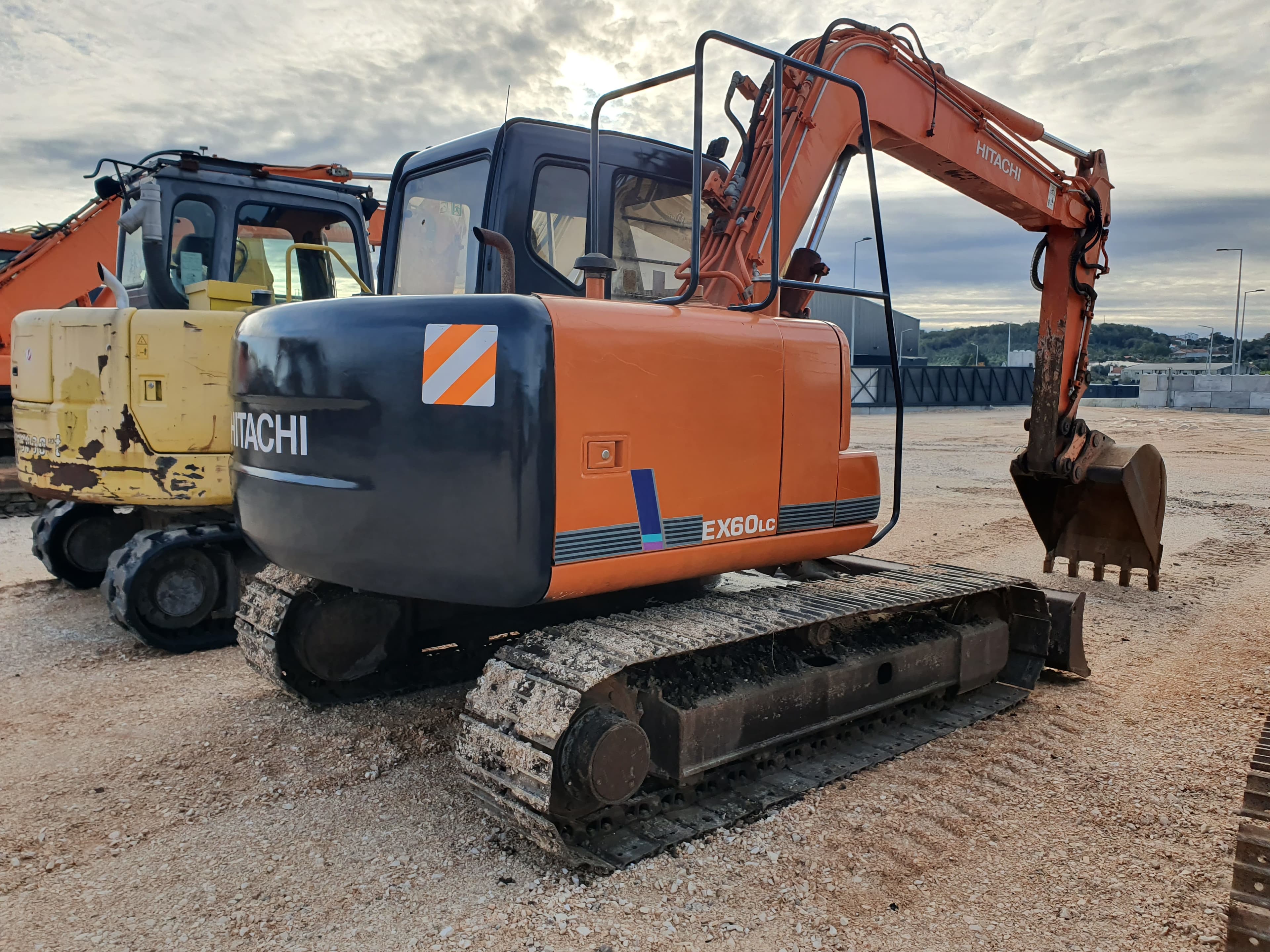Giratória de rastos Hitachi — image 8