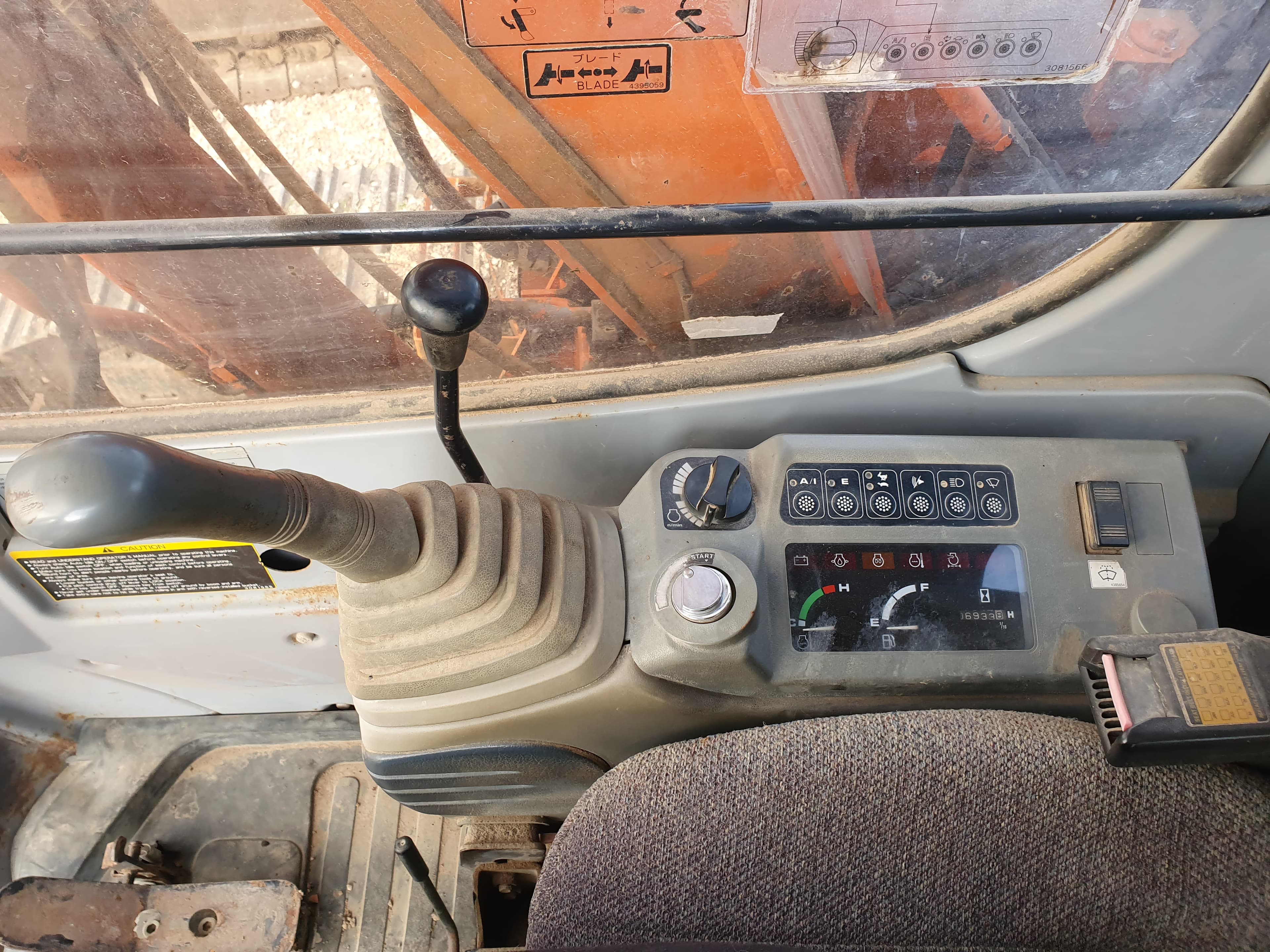 Giratória de rastos Hitachi — image 15