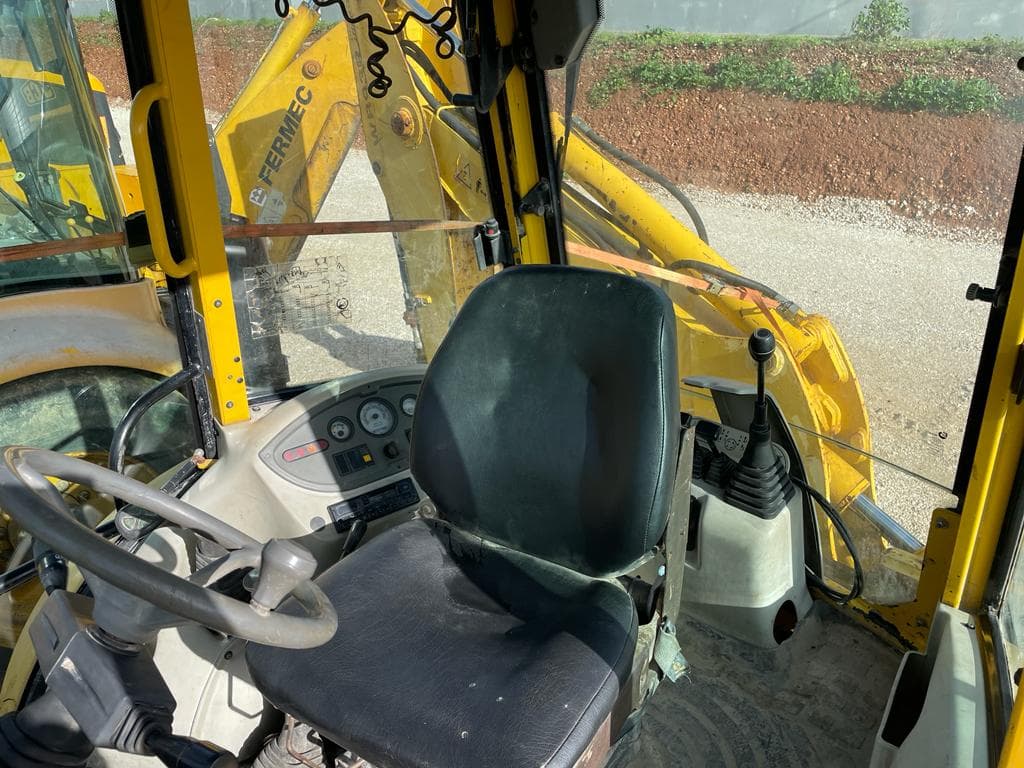 Retroescavadora Komatsu WB 93R-2 — imagen 1