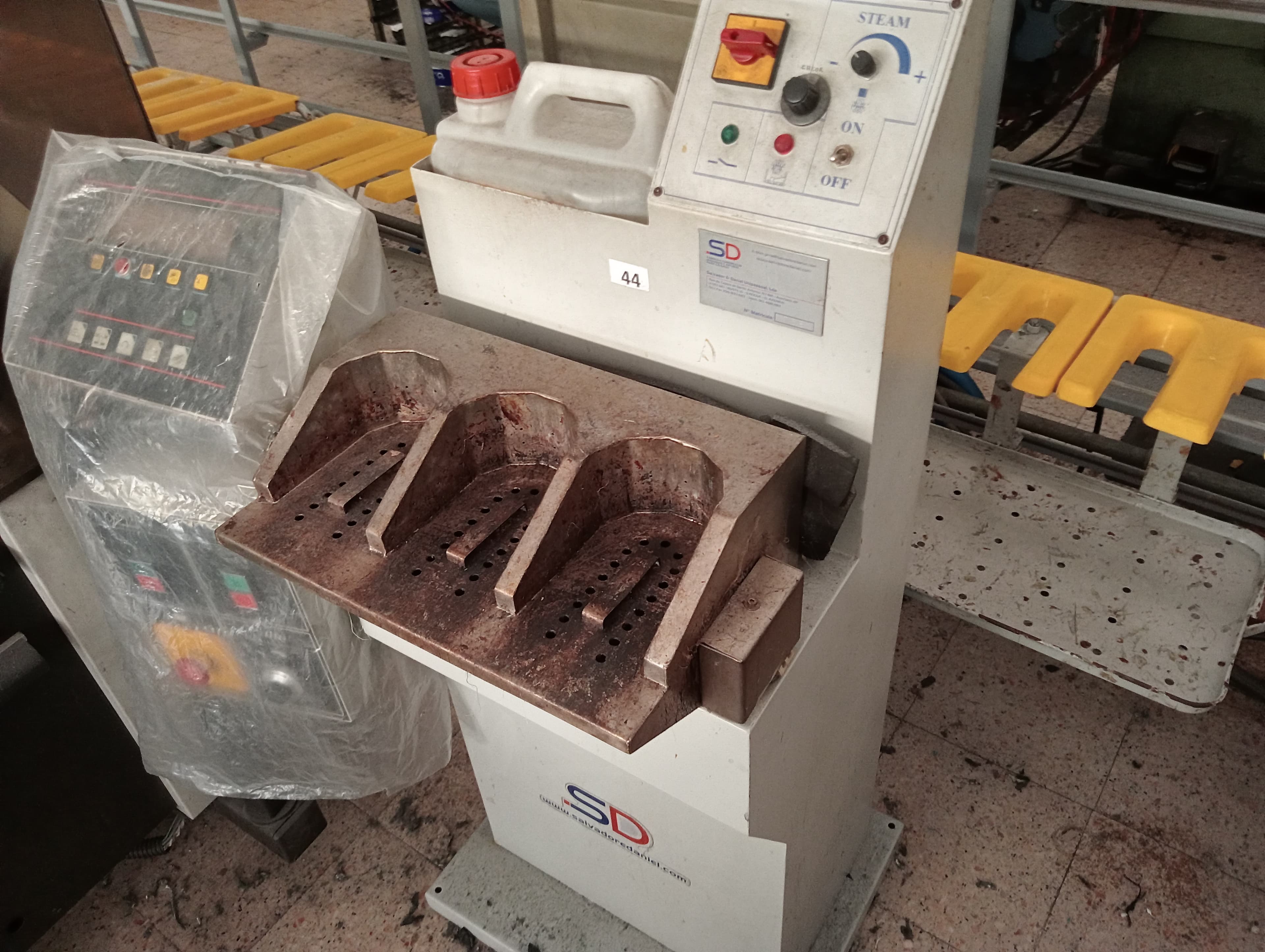 Sifione · Máquinas de rebater · Máquina de fechar calcanheiras · Reativador de contrafortes — imagen 21
