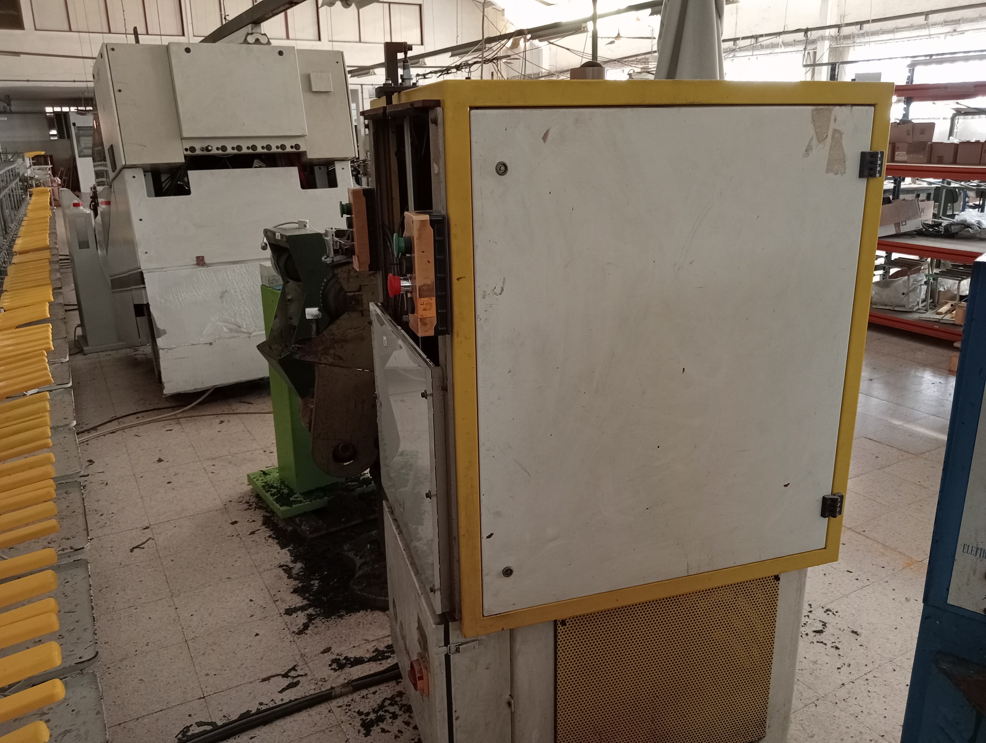 Sifione · Máquinas de rebater · Máquina de fechar calcanheiras · Reativador de contrafortes — imagen 11