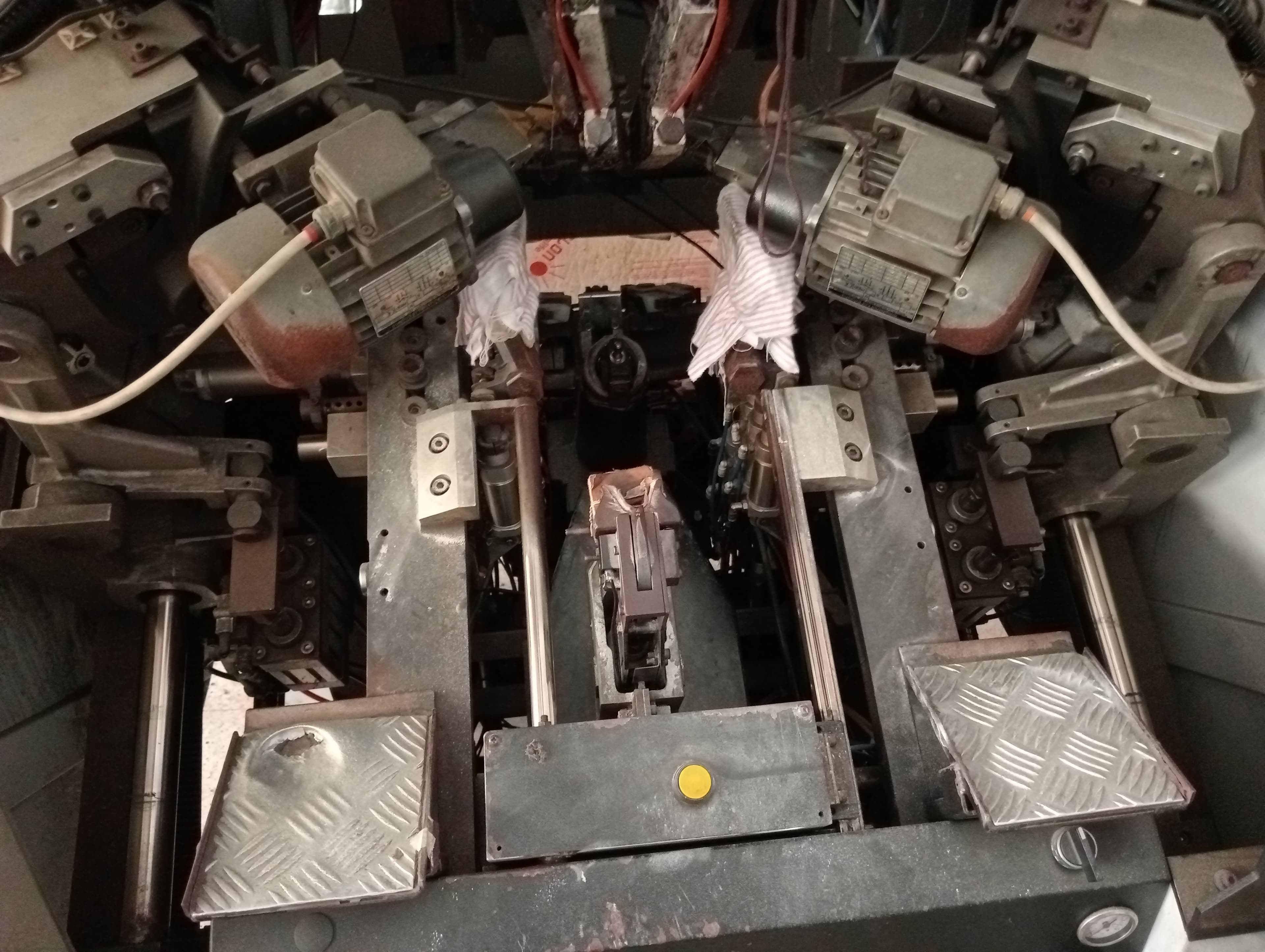 Sifione · Máquinas de rebater · Máquina de fechar calcanheiras · Reativador de contrafortes — imagen 3