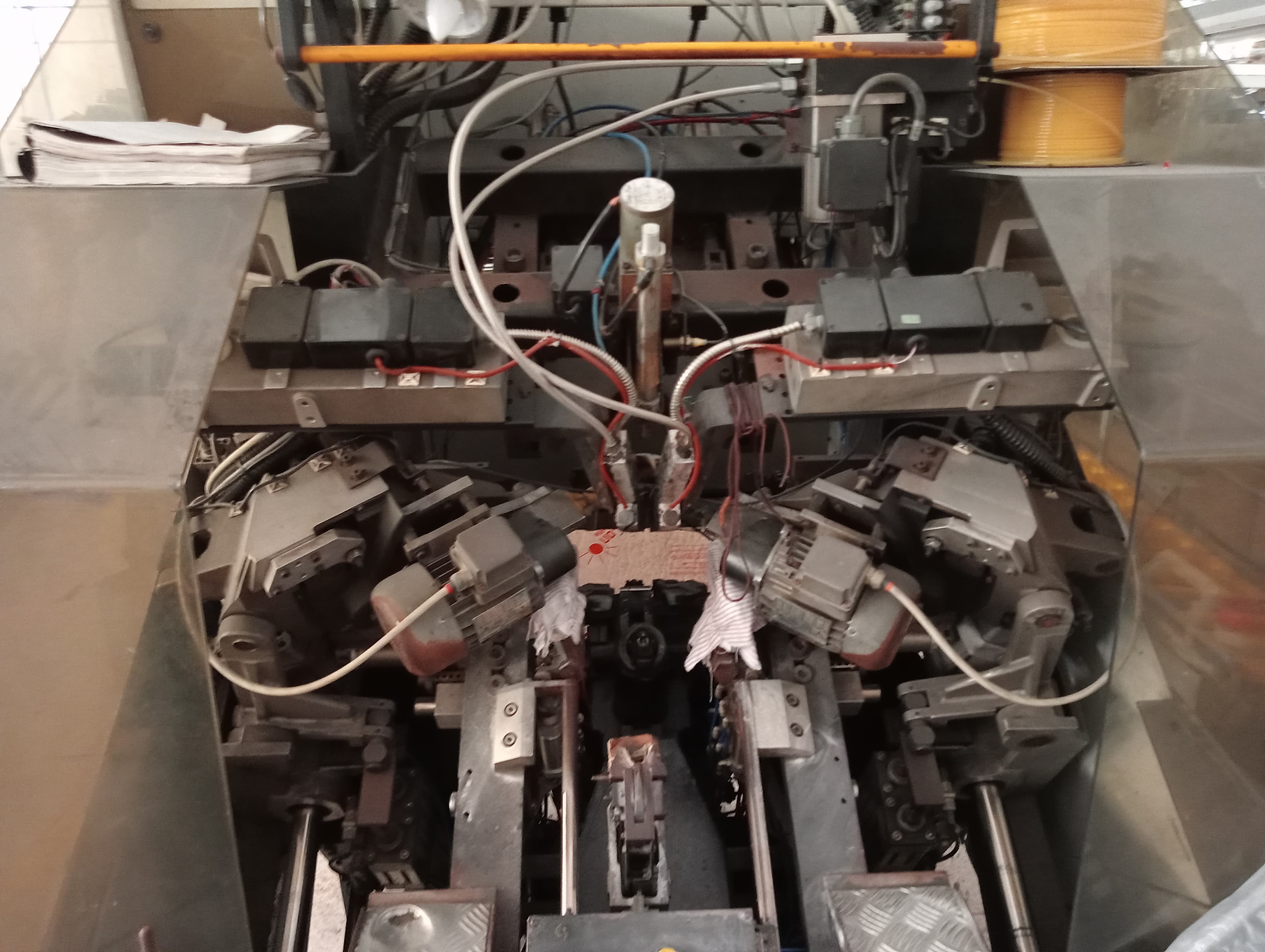 Sifione · Máquinas de rebater · Máquina de fechar calcanheiras · Reativador de contrafortes — imagen 2