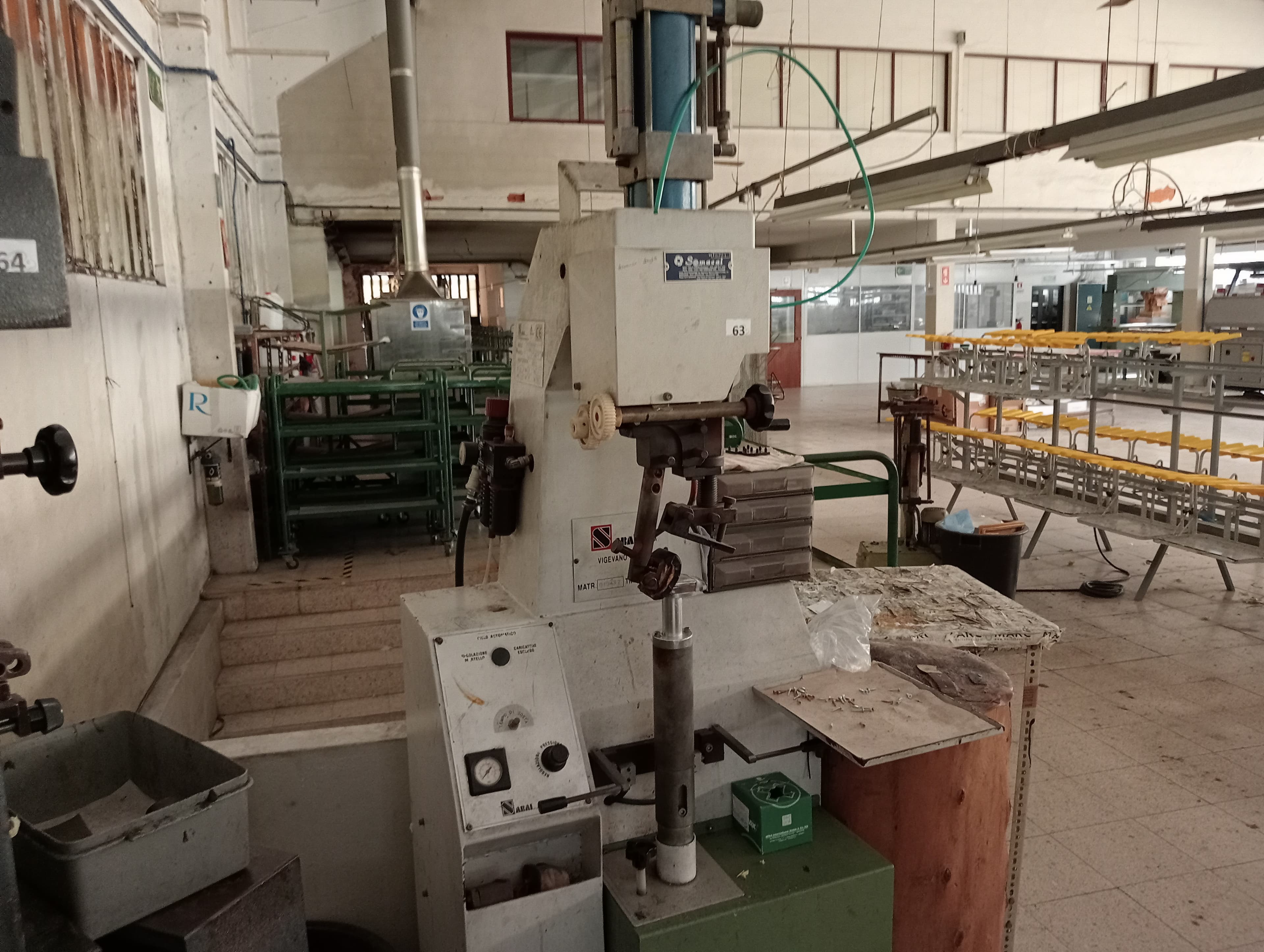 Máquina de meter parafusos · Máquina de pregar saltos — imagem 6
