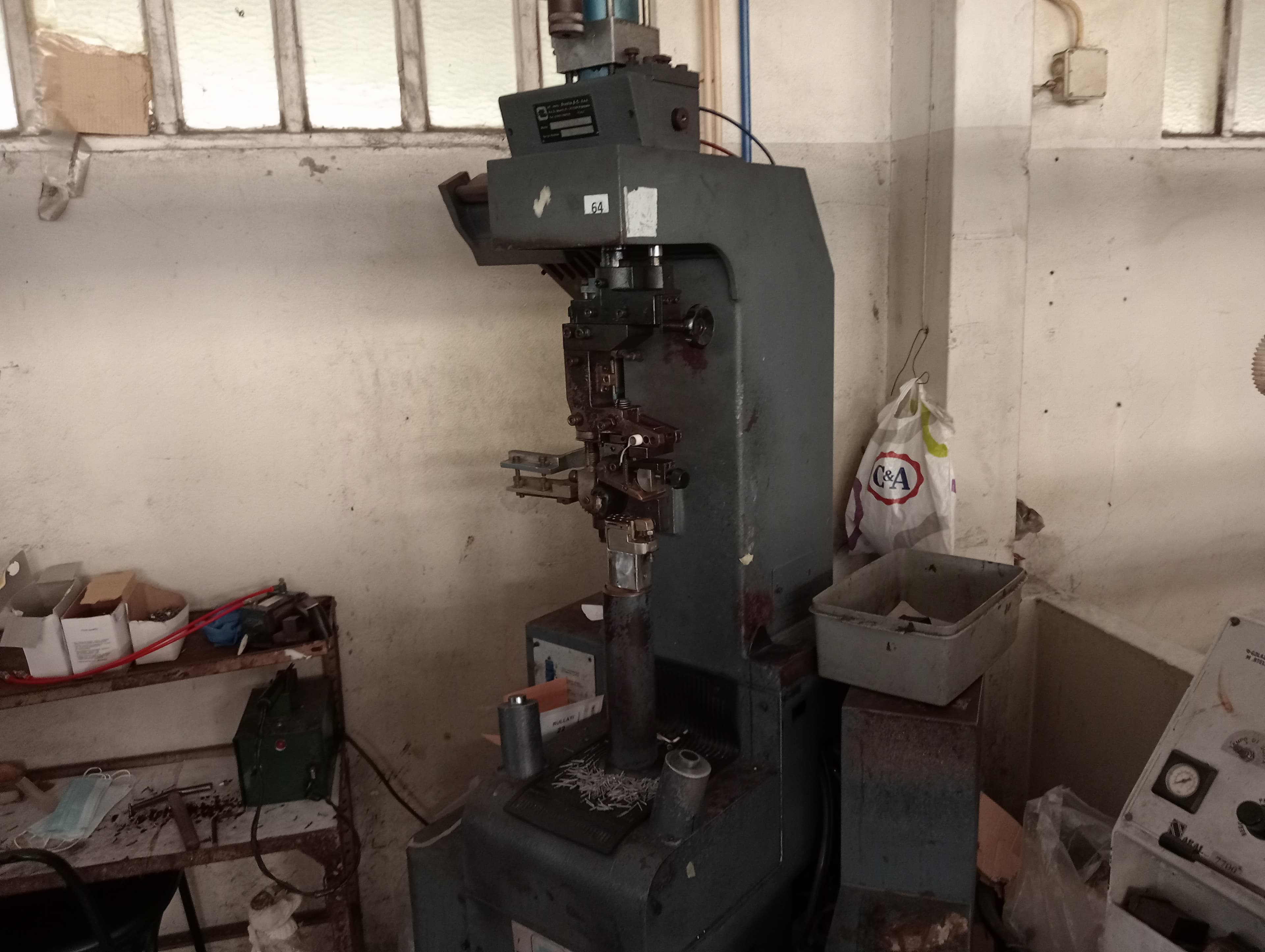 Máquina de meter parafusos · Máquina de pregar saltos — imagem 10