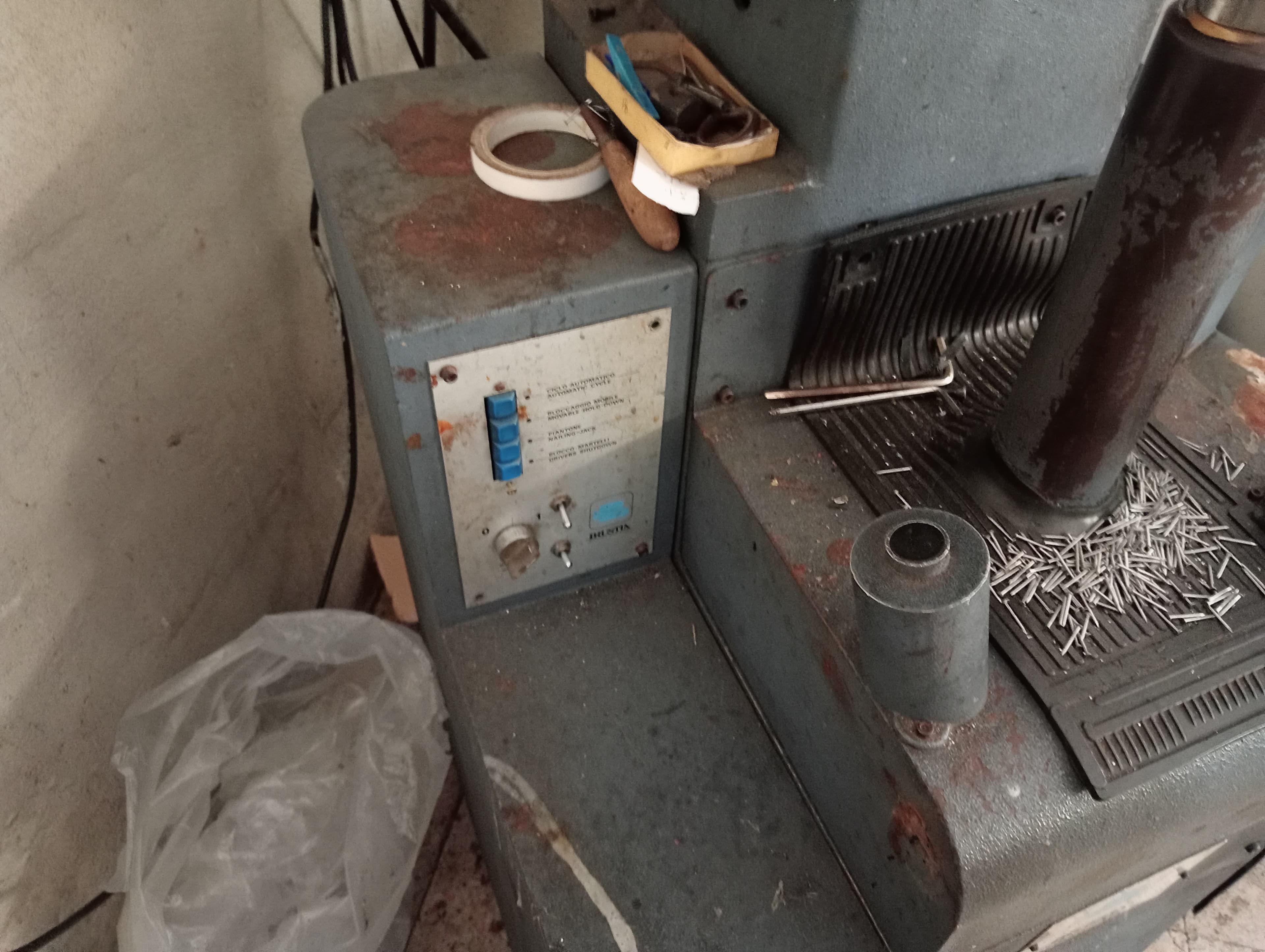 Máquina de meter parafusos · Máquina de pregar saltos — imagem 11