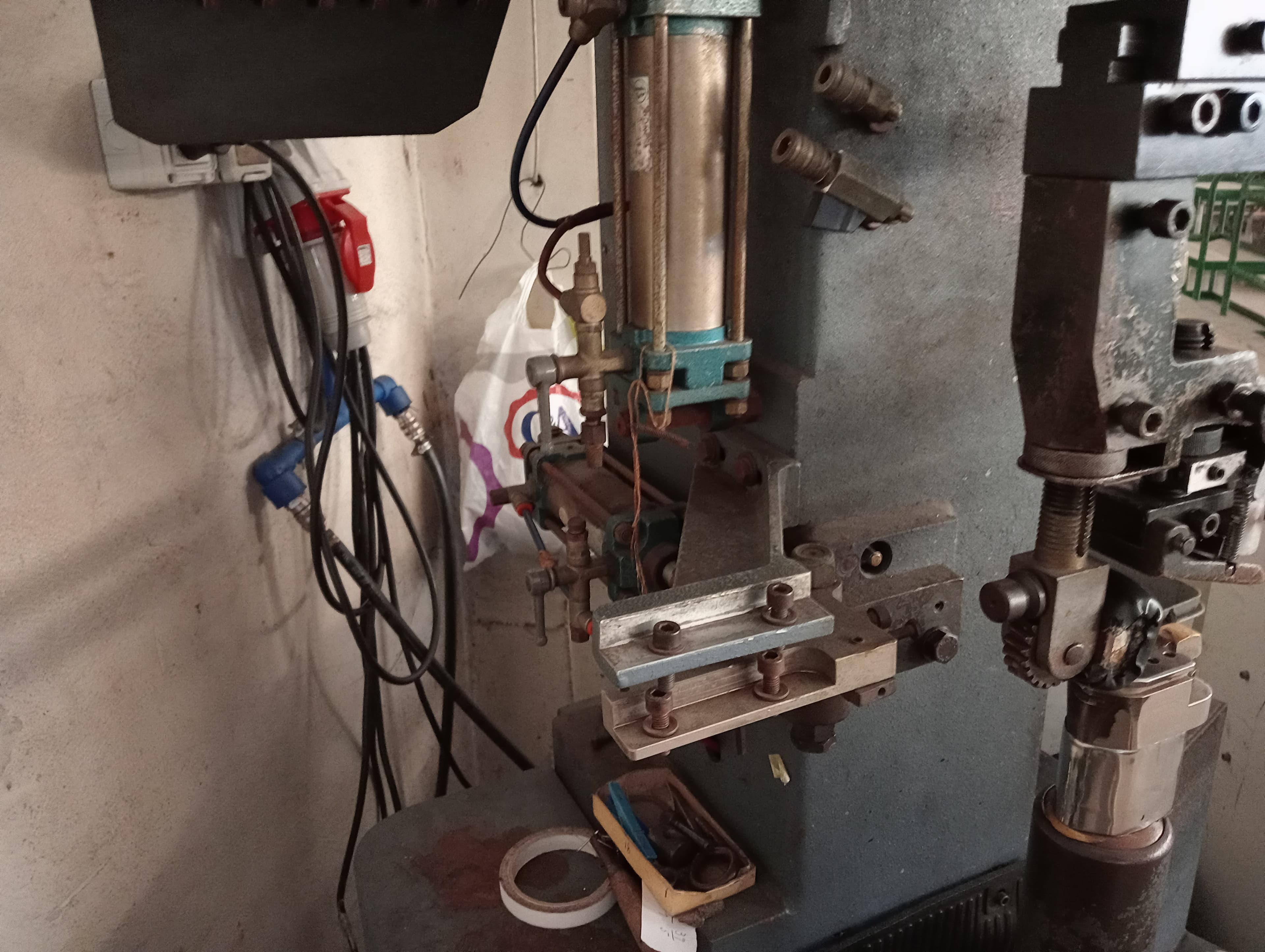Máquina de meter parafusos · Máquina de pregar saltos — imagem 12