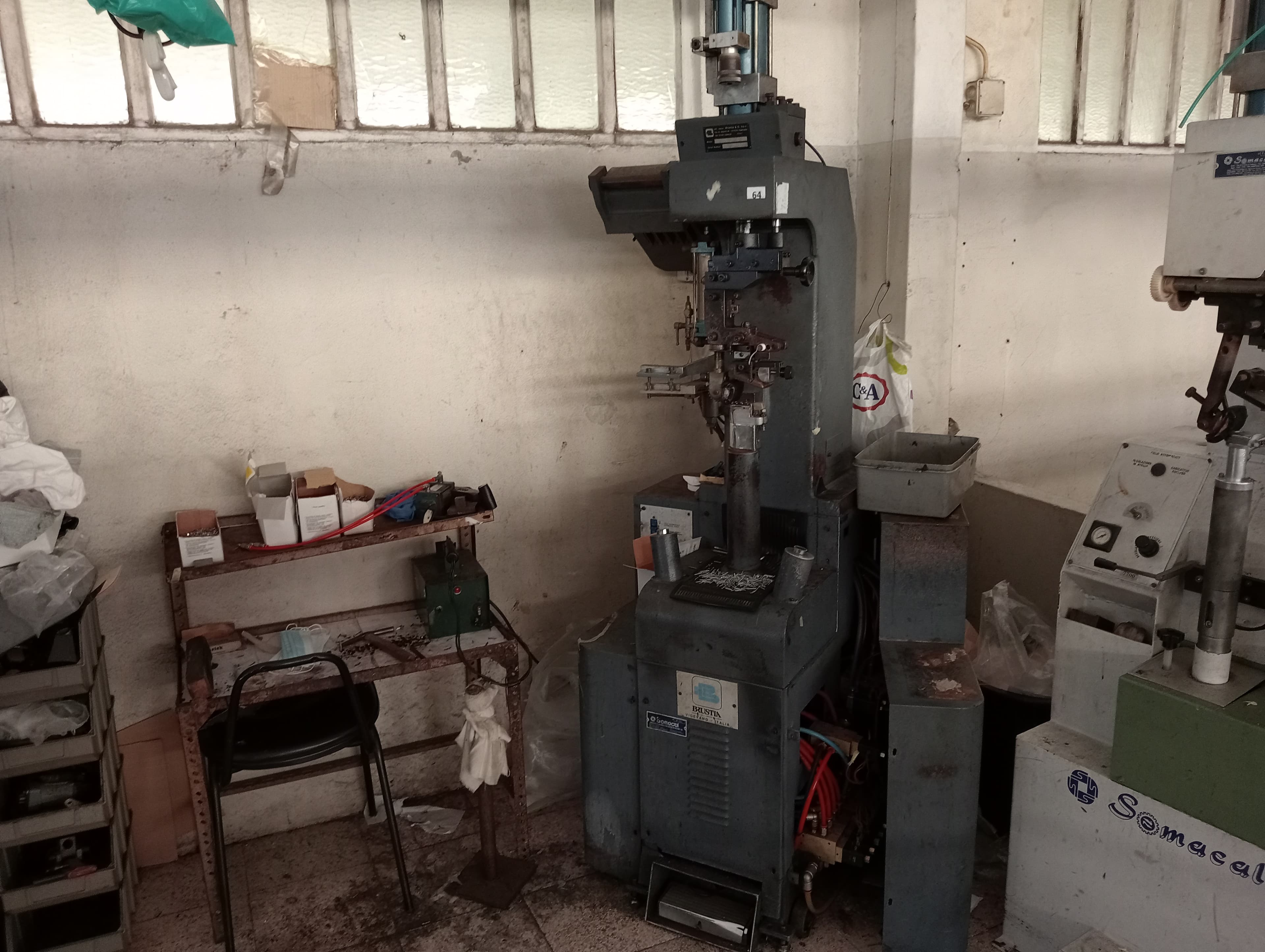 Máquina de meter parafusos · Máquina de pregar saltos — imagem 7