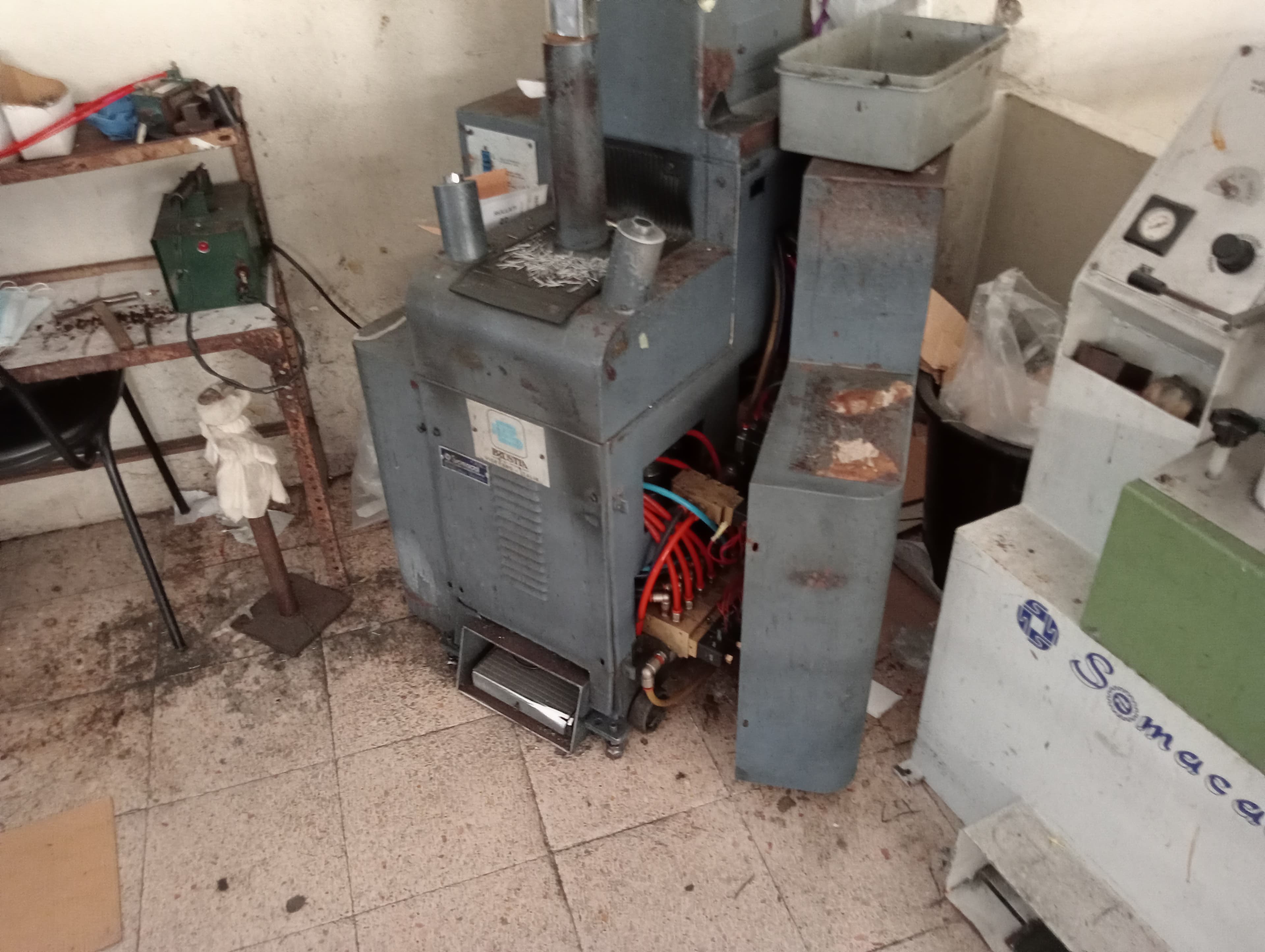 Máquina de meter parafusos · Máquina de pregar saltos — imagem 9