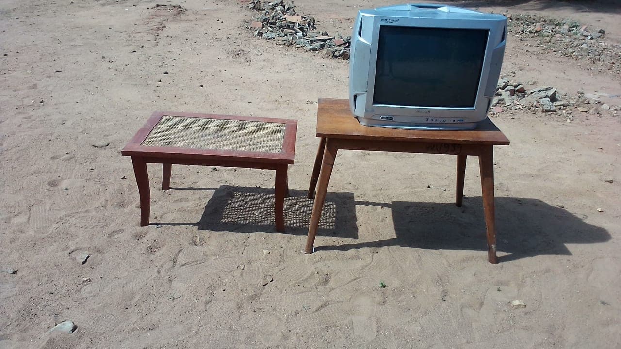Mobiliário e Televisor — image 1