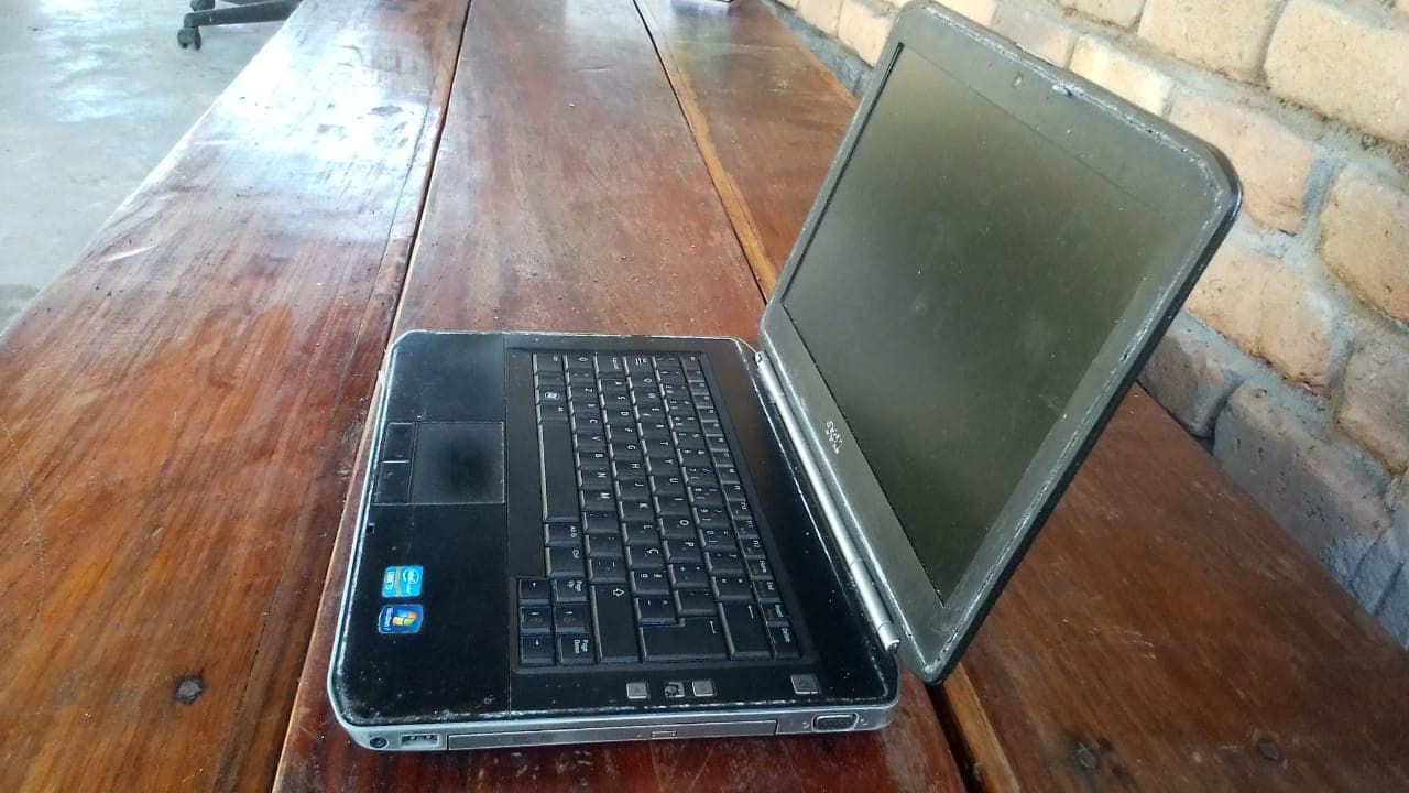 Laptop DELL Latitude — imagen 1