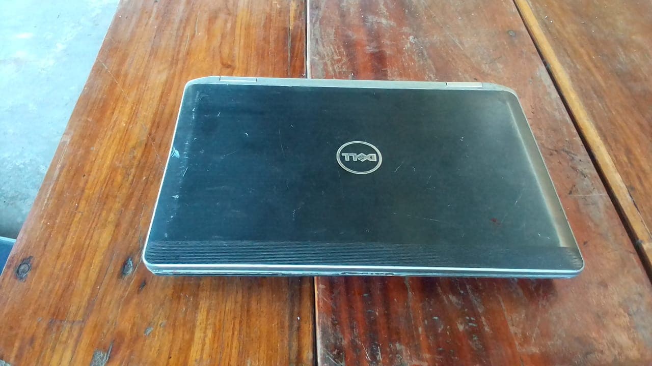 Laptop DELL Latitude — imagem 1