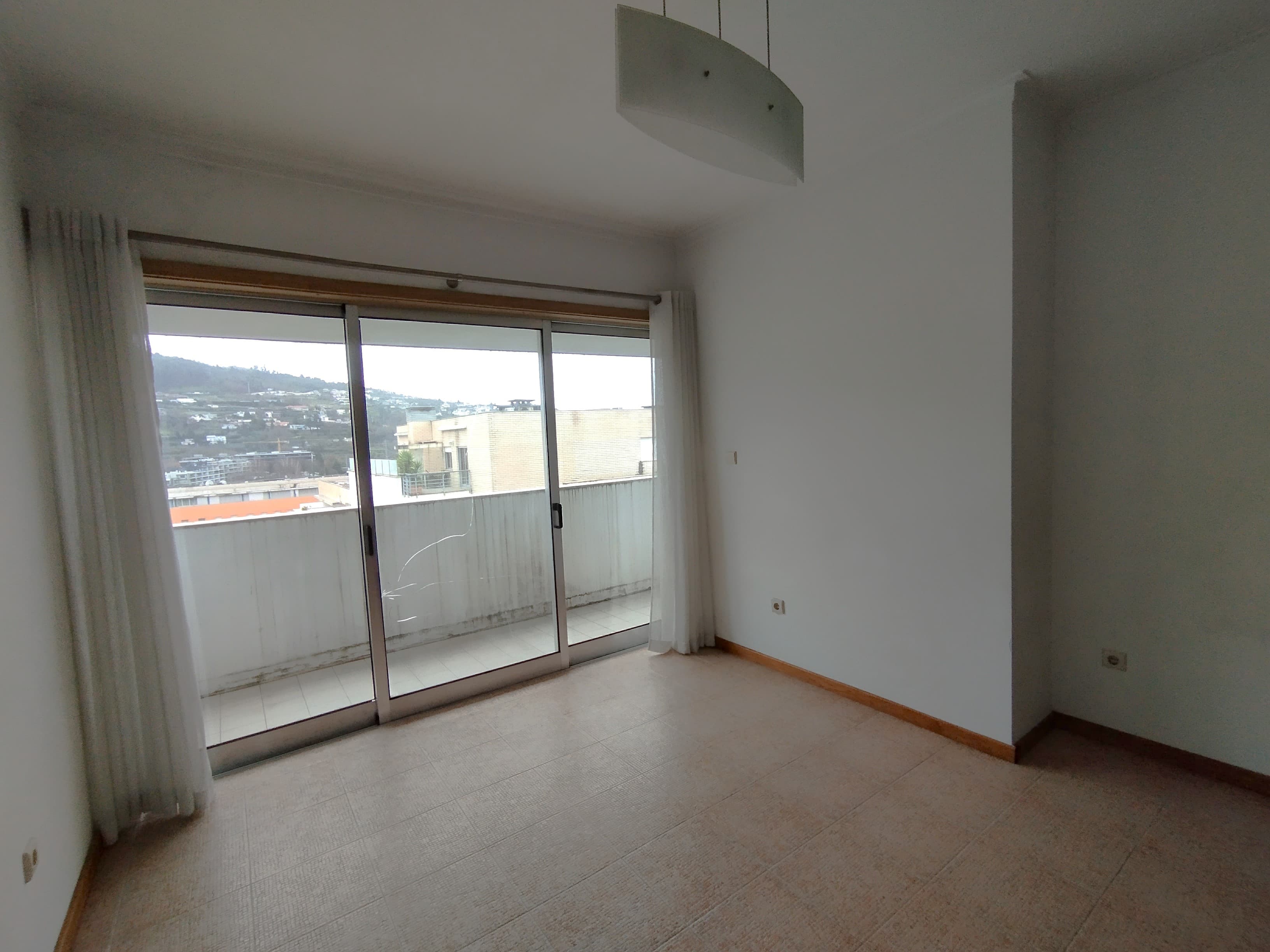 Apartamento T2 c/ Garagem · Guimarães — imagem 2
