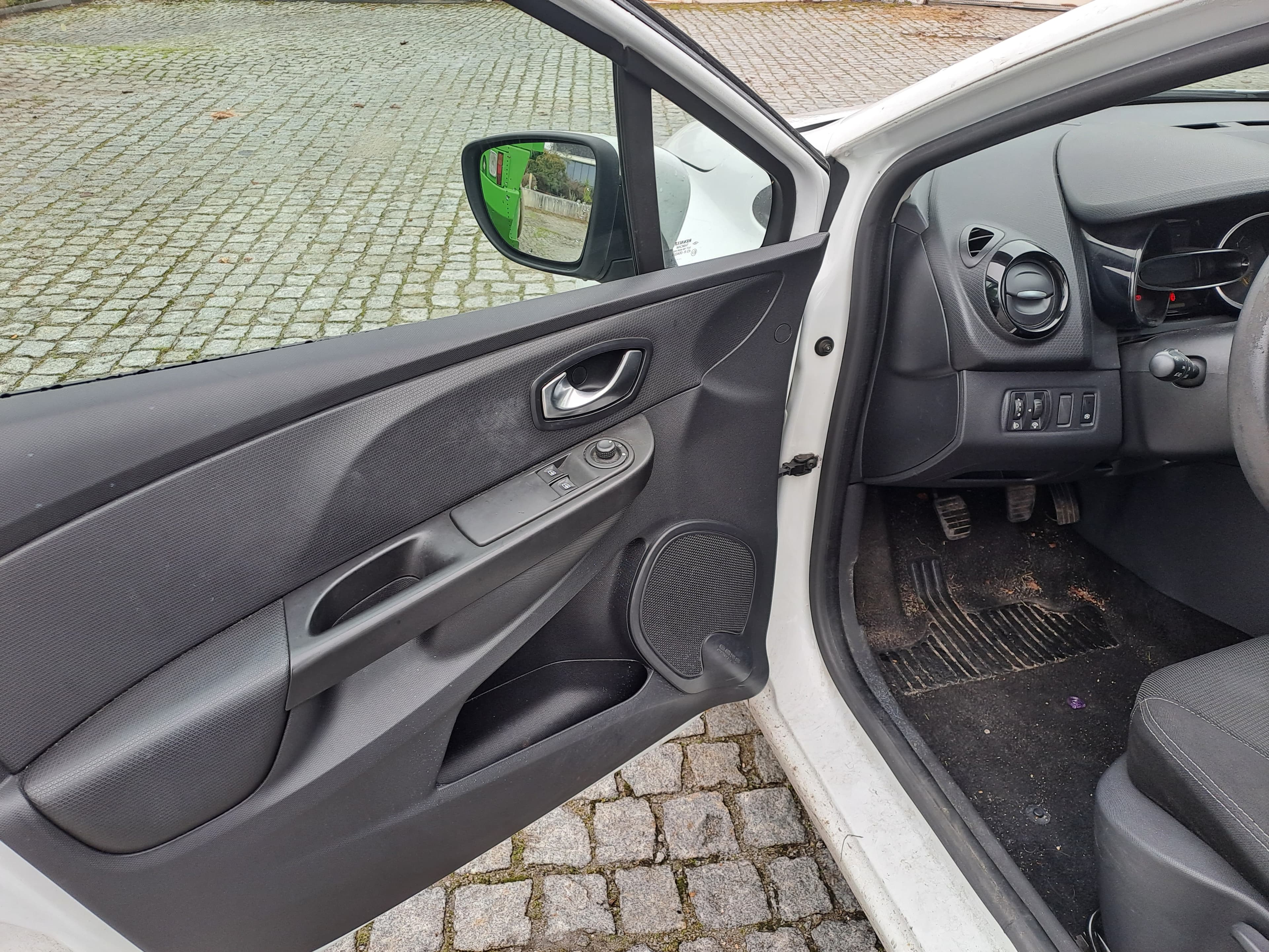 Renault Clio DCI · Ano 2015 — image 13