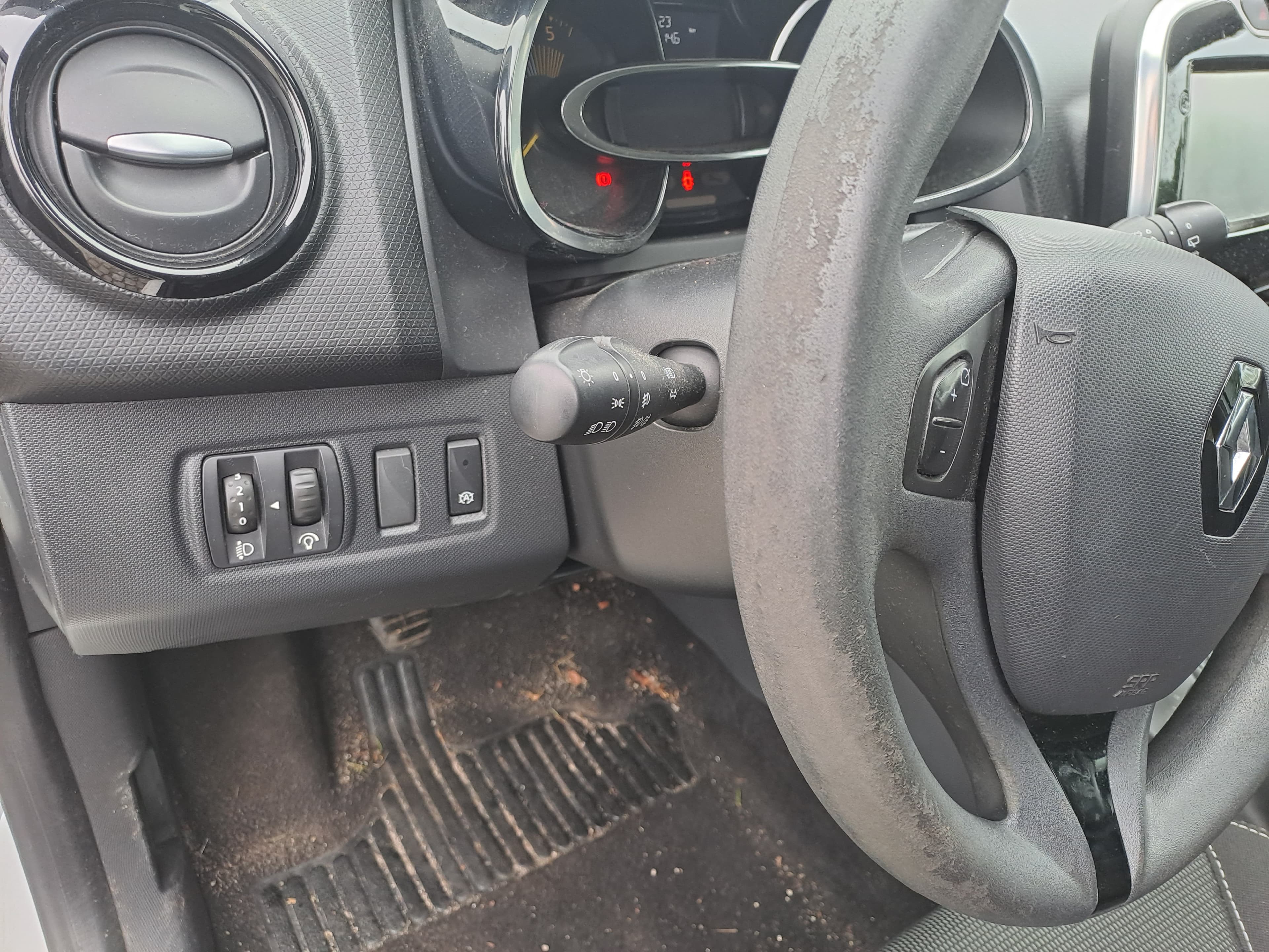 Renault Clio DCI · Ano 2015 — image 17