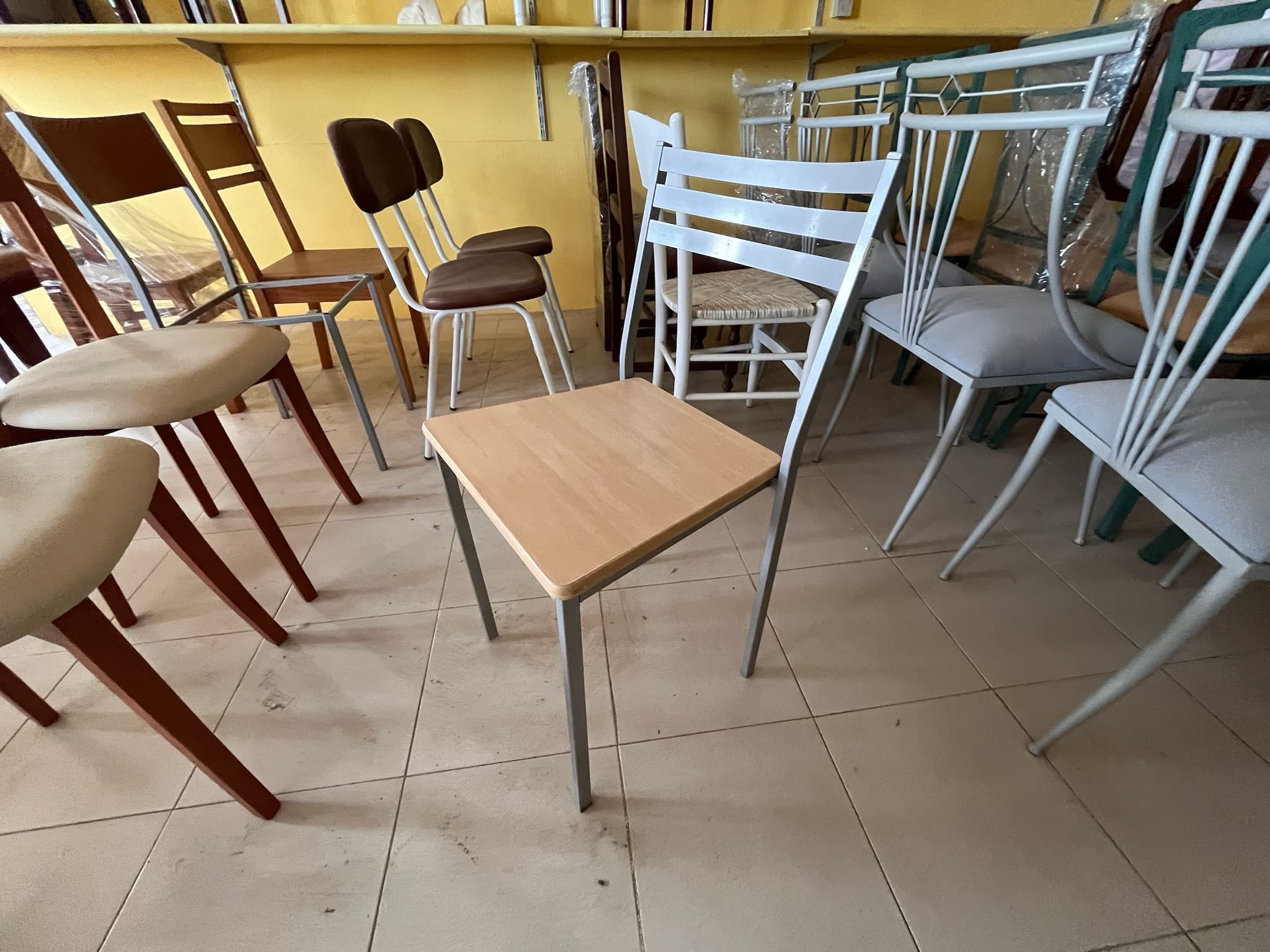 Silla metálica gris — imagen 2