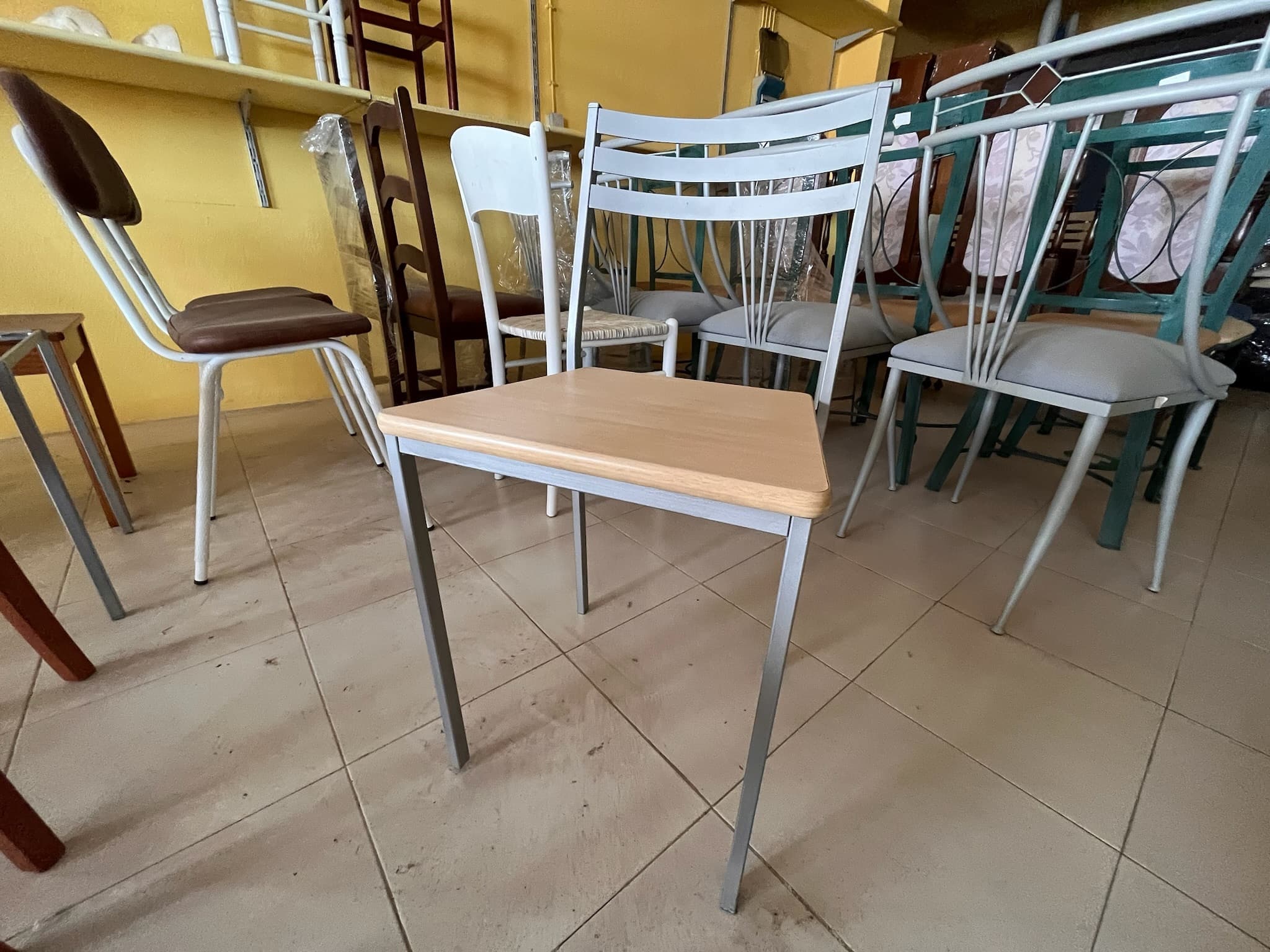 Cadeira metálica cinzenta