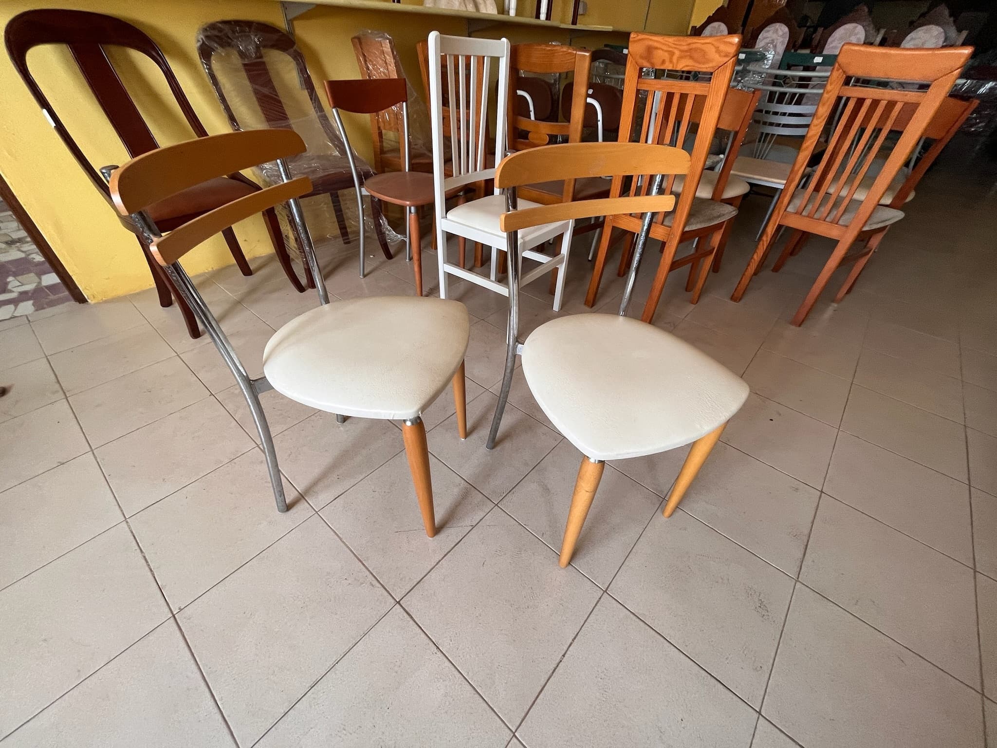 Cadeiras de madeira e metal — image 2