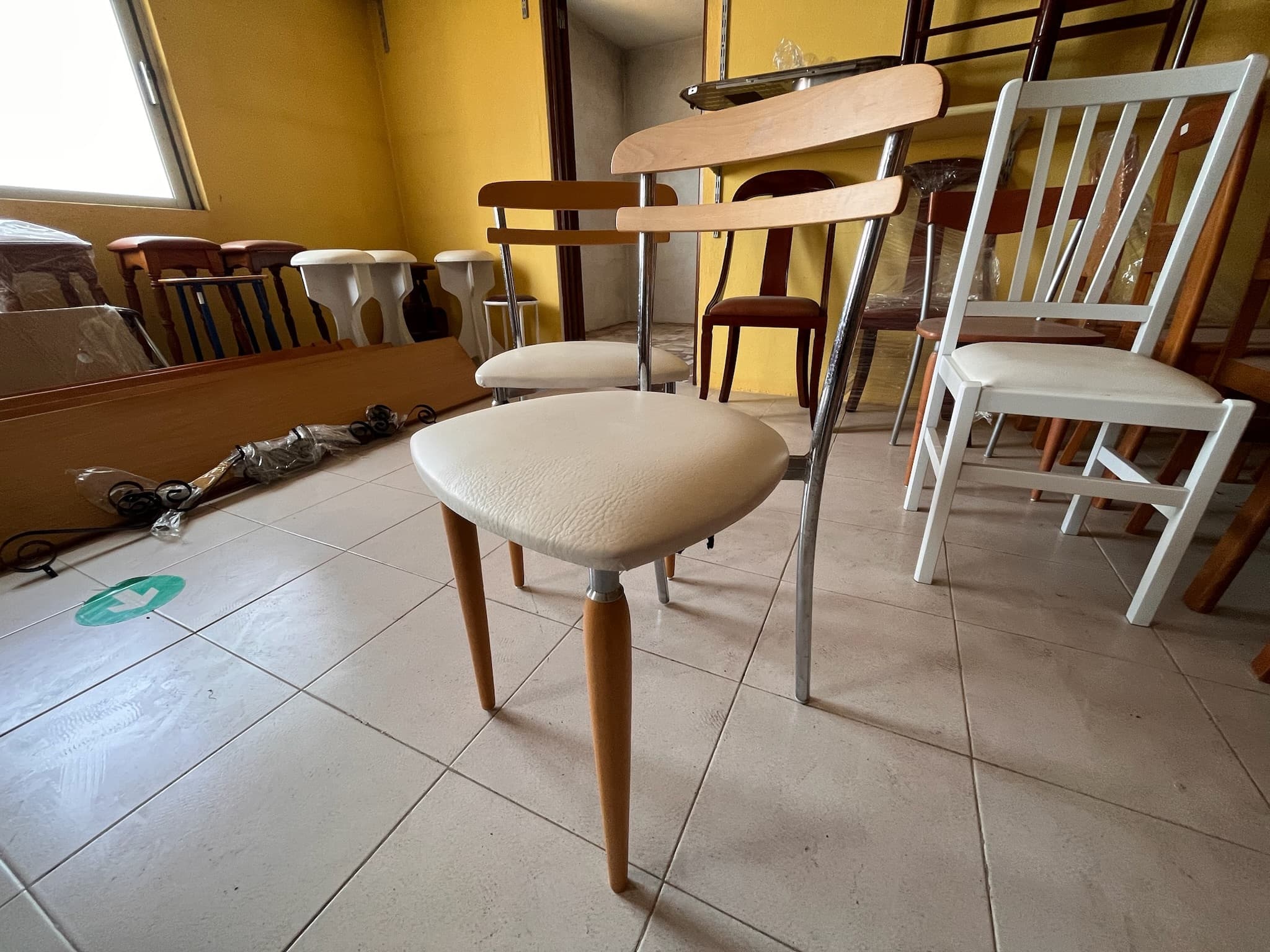 Cadeiras de madeira e metal — image 1