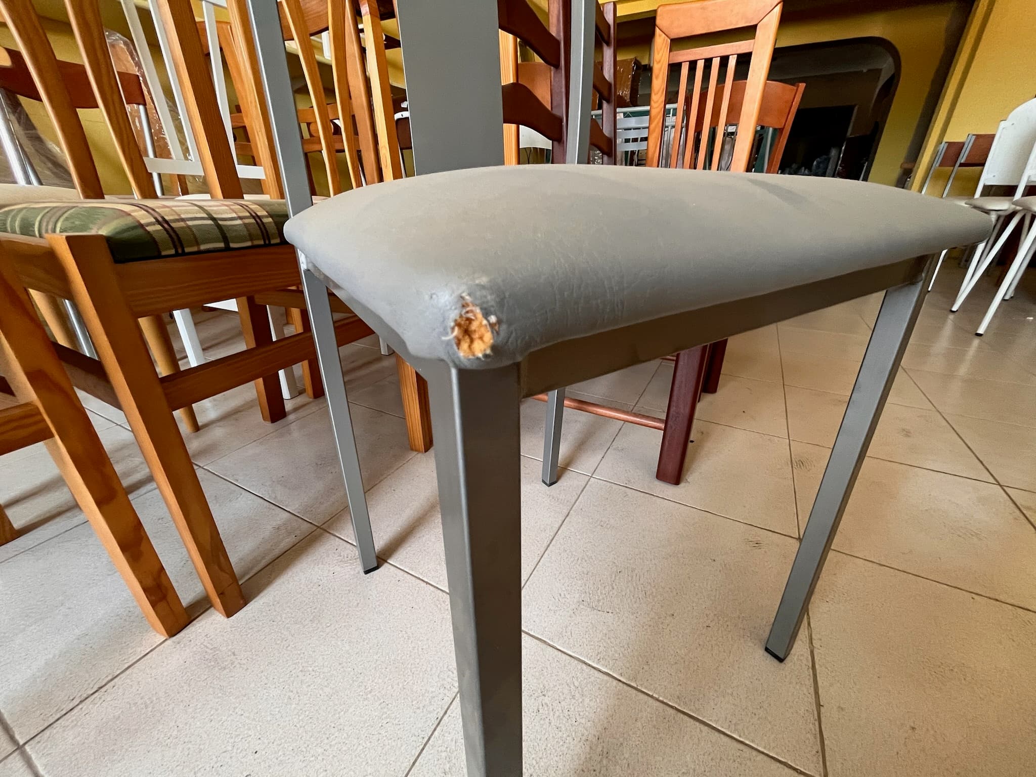 Cadeiras metálicas cinzentas — imagem 3